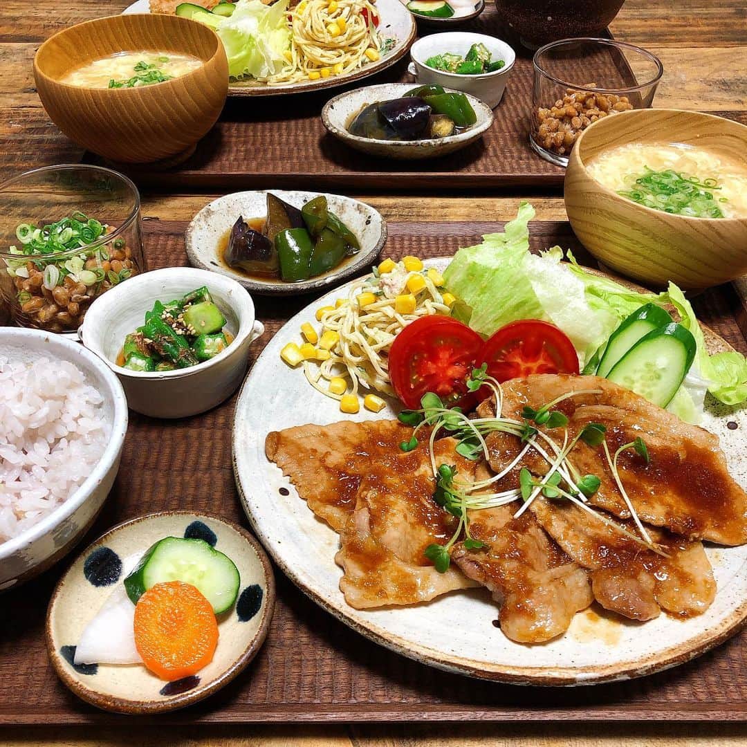 chaako ちゃあこのインスタグラム：「2019.7.17 * * 今日の晩御飯٩(๑❛ᴗ❛๑)۶ * ＊豚の生姜焼き ＊胡瓜とツナのスパサラ ＊茄子とピーマンの炒め煮 ＊オクラの胡麻おかか和え ＊納豆 ＊浅漬け ＊玉葱のかき玉お味噌汁 ＊雑穀米入りごはん * でした(๑´ڡ`๑) * 夫のリクエストで豚の生姜焼き。 今日はタレに、すりおろし玉葱も少し加えました。 * てか、かいわれの乗せ方(笑) 雑過ぎる((⌯˃̶᷄₎₃₍˂̶᷄ ॣ)ﾌﾟｯ * 付け合わせにかなり久しぶりのスパサラ。 ハムがあると思ってたのに無かったので、ツナ入れました(*･∀･)ﾉ * * * 最近、昔のドラマが見たくて仕方ありません… * 例えば、#ランチの女王 とか。 よく再放送してたのに、最近全くしてないですよね？ 夏になると絶対見たくなるドラマです。 * あと#ブラザービート とか。 ブラザービートの時の、玉鉄。超好きだったなー(笑) * #あなたの番です が2週間待ちだなんて耐えられないから現実逃避( ˃̶̤́ ꒳ ˂̶̤̀ )(笑) * * *」