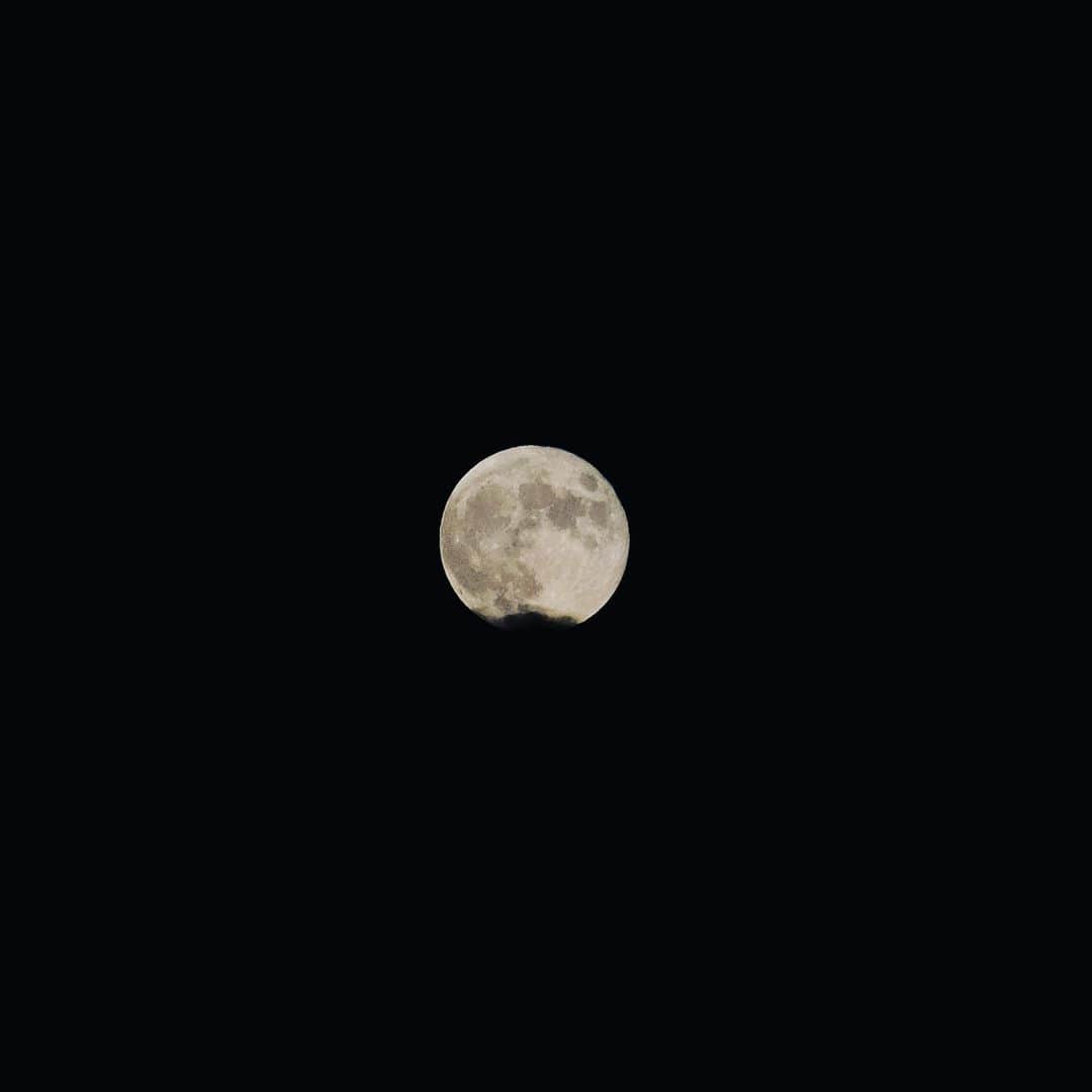 松村太郎のインスタグラム：「#Fullmoon #🌕 #満月 #sora」