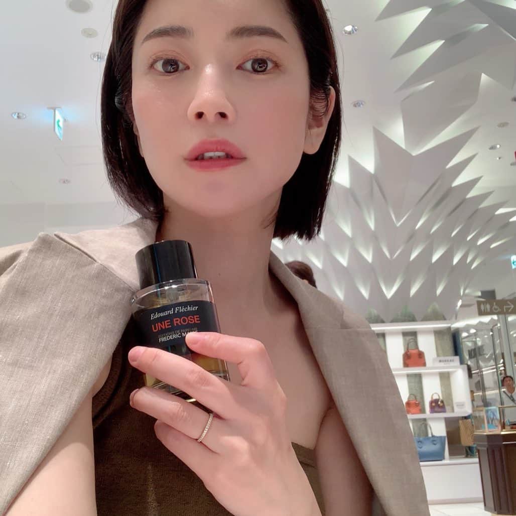 森絵里香さんのインスタグラム写真 - (森絵里香Instagram)「. モデル・セラピストという仕事柄、仕事中は香水をつけないけれど良い香りを身に纏うのは大好き！ . そろそろ今の自分の年齢や価値観に合う香りが欲しいと思っていたところに、 美容感度の高い @miwa_ozawa 実和ちゃんにFREDERIC MALLEを教えてもらい早速自分の香りを探しに日本橋三越本店へ(写真3枚目) . 予めスタッフの方に好みの香りをお伝えすると、いくつか香りを提案してくれました😊 私はかなり決断が早かったみたいだけど、それでも15個以上の香りを比べました💦 . フローラル系で甘めな香りが好きな私… ただそのジャンルってともすると子どもっぽい印象になる気がするので、 10代.20代の方がつけるような無邪気な甘さのものより、もっと大人な濃厚さがあるものをずっと探していたのですが、 やっとコレだと思えるものに出逢えました❤️ . UNE ROSE🥀むせるように濃い薔薇の香り… 私は季節やシーンに合わせてつけるというより通年を通してつけたいので、より自分のなりたいイメージに近いものを選びました (でも最後は3つまで絞って悩んだけど※写真6枚目) . 他にもたくさん素敵な香りがあったので、自分が成長したらまたその時に選びに行きたいと思います✨ . はぁ♡ 良い香りはそれだけで気持ちを豊かにしてくれるなぁ . . #FREDERICMALLE #UNEROSE #森さんの大人美容」7月17日 20時37分 - morierika0502