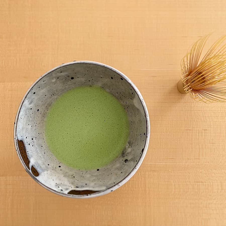 松見早枝子さんのインスタグラム写真 - (松見早枝子Instagram)「肌寒い雨の日が続いたけれど、久しぶりに晴れて暑くなった今日。 ・ #teajourney でのお稽古のお茶菓子は、そんな今日にぴったりの、その名も“夏の日差し”。 ・ #ラリック のアンティークのイヤープレートの器にのせる里奈さん @rinatj の自由なセンスが好き❤︎ ・ 美味しいお抹茶は、75℃で点てると👍、が今日熱く盛り上がったポイント=(^.^)= ・ 大好きな先生と仲間と❣️ 癒される時間です✨✨ ・ ・ #お茶菓子 #茶道 #お茶のお稽古 #粮理家 #ウェルネスフードスタイリスト #松見早枝子」7月17日 20時38分 - saekomatsumi