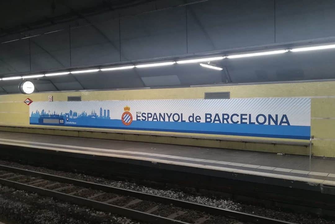 RCDエスパニョールさんのインスタグラム写真 - (RCDエスパニョールInstagram)「Hola! Hola! 😃👋 - Pericos i periques, heu vist com tenim l’estació de Ferrocarrils de Cornellà-Riera? 😏 - El RCD Espanyol de Barcelona potencia la presència de la seva marca a través dels Ferrocarrils de la Generalitat de Catalunya. @fgc.cat 🚇🚞💺 - El club ha vestit les andanes de l’estació de Cornellà-Riera amb un vinil corporatiu en una nova estratègia comercial. ⚪️🔵 - #RCDE | #Volem | #EspanyoldeBarcelona」7月17日 20時46分 - rcdespanyol