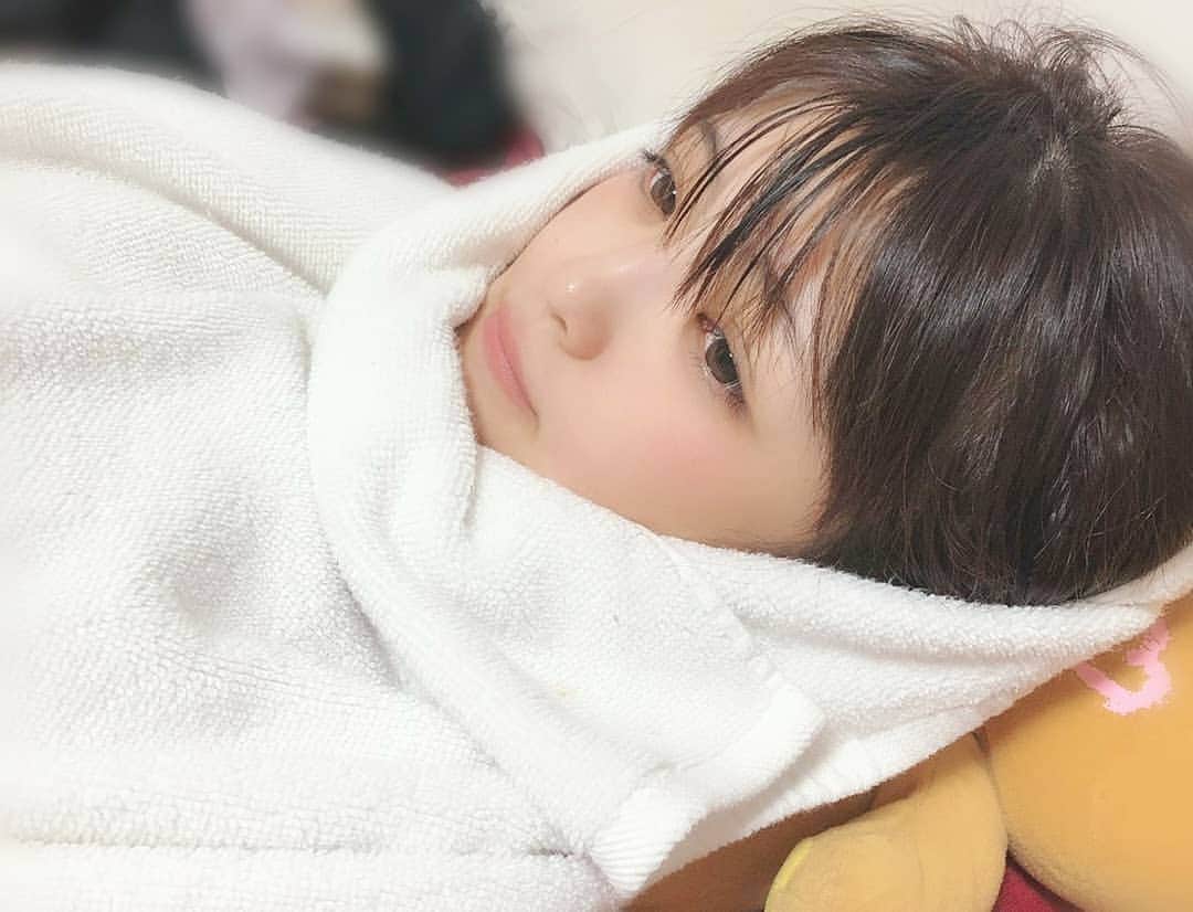 實近菜那（ななちゃら）のインスタグラム：「. . お風呂上がりぃ🐤 . 私は生まれつき #アトピー で、小さい時から 湿布をはると荒れるからはれないし 粘着のあるものを貼ると剥がす時に 皮膚まで一緒に剥がれるし爆笑 ぺろんって、まじ痛かったあれは。 主に汗がたまる関節とか、 皮膚がぐじゅぐじゅになって荒れまくって 小学校の時の整列のときとか恥ずかしい 思いすごいしたんだけど、 毎日薬をこまめにぬると数年でなおりました！ 足とかうろこ肌だったけど、 乾燥肌のおかげで、産まれてこの20年 #ニキビ はできたことない✌︎笑⤴︎︎ 今では肌が綺麗だね！って 言われると嬉しくてしかたない！ #努力 は #ダイエット だけじゃなくて #肌 も変わるよって♥😽 . ちょっとした雑談でした🌱 . . #すっぴん #自まつげ #だよ #親に感謝 #お風呂 #お風呂上がり #夏 #Summer  #水 #いいね返し #いいねした人全員フォロー #instagood #instalike #instagram #instaday #日常 #美容 #アトピー性皮膚炎 #女子力 #上げたい #無理 #實近菜那 #さねちかなな」