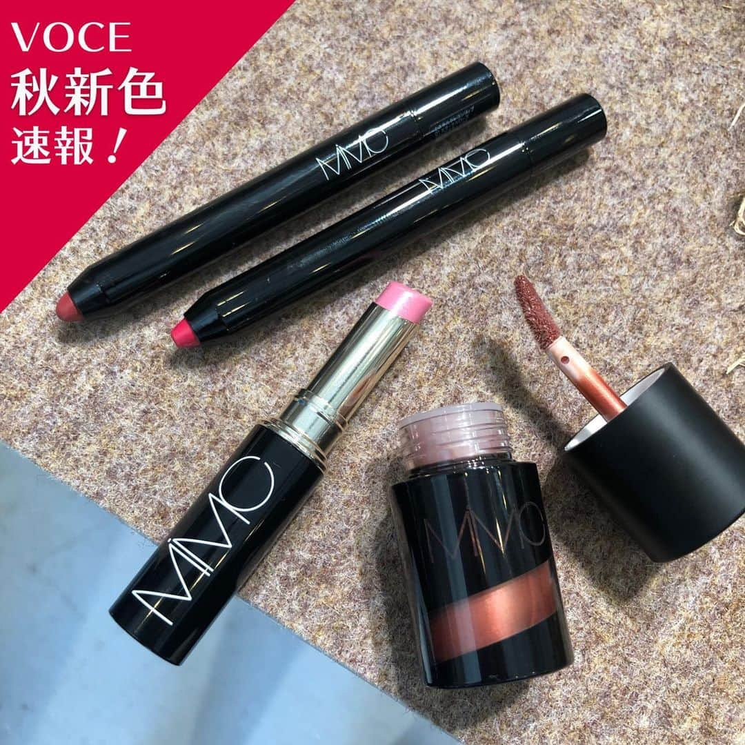 VOCE編集部さんのインスタグラム写真 - (VOCE編集部Instagram)「#MiMC の #秋新色 ❣️﻿ ﻿ MiMCの秋コレクション、テーマは「Shining my way」。﻿ 厳しい自然の中で、でも自由に暮らす遊牧民たちが、﻿ 行き先を照らす星を眺めている、そんな雄大なイメージからインスパイアされています。﻿ 都会に生きる私たちも、伸びやかに、しなやかに。﻿ 自由な生き方をする女性を応援してくれるメイクアップコレクションなんです！﻿ ﻿ （リップ上から）﻿ 🌟ミネラルクレヨンリップ 全2色 各¥3300（7/24発売）﻿ 密着力の高いオイルが配合されていることで、スルスルと描き心地よく、唇と一体化。﻿ 仕上がりはマット質感なのに乾きにくく、落ちにくい。﻿ カラーは女性らしいローズカラーで、﻿ 上が01のエターナルローズ、下が02のインスパイアピンク。﻿ ﻿ 🌟リップチェンジャールージュ 全1色 ¥3500（7/24発売）﻿ 今回のコレクションで個人的にイチオシはコレ。﻿ 青みピンクラメが輝く透け感のあるピンクリップ。﻿ お手持ちのリップのニュアンスチェンジとしてぜひ！﻿ ほのかな色付きのリップクリームとしてこれ1本で楽しむのもあり。﻿ ﻿ 🌟ミネラルリキッドルージュ 新1色 ¥3200（8/7発売）﻿ オレンジ+コッパーブロンズのメタリックカラーは、﻿ 即旬顔になれるオシャレすぎるカラー。﻿ ベタッとつかず、透け感のある仕上がりなのもちょうどいいんです。﻿ リップだけでなくて、アイメイクにも使用可能。﻿ マヌカハニーやミネラル成分配合で、スキンケア効果もしっかり発揮。﻿ ﻿ 🌟ビオモイスチュアシャドー 新2種 各¥3800（8/7発売）﻿ まぶたにスッとなじむ、ソフトなデュオアイシャドウからも新色が。﻿ 左がベージュピンクとソフトブラウンの、26ワイルドライフ。﻿ 右がベージュトープとグレーブラウンの、25サンドスケープ。﻿ ﻿ 🌟ミネラルスムースシャドー 新1色 ¥2500（8/7発売）﻿ MiMCでもっとも柔らかいムースのようなテクスチャーのアイシャドウ。﻿ 03スターダストは、存在感のあるゴールドクラッシュパールが、﻿ 華やかながら上品な輝きで美しいですよ。﻿ ﻿ 🌟ミネラルスムースチーク 全1色 ¥4000（8/7発売）﻿ しっとり、ふんわりしたパウダーは、保湿力も高くて本当に気持ちいい。﻿ 01フリーダムは、さりげない血色感を演出してくれるアプリコットカラー。﻿ ﻿ 🌟ミネラルハイライター 全2色 各¥4000﻿ こちらもパウダーがしっとり&ふんわり。﻿ ヘルシー印象を叶えるベージュと、くすみを払ってくれるピンクの2色。﻿ ﻿ （ブラシ左から）﻿ 🌟ハイライターブラシ ¥8500（8/7発売）﻿ 天然毛と区別がつかないほど柔らかいベジブラシ。﻿ ポイントは「ろうそくの炎」のような独特の形。﻿ 頬などの広い面に使う時は、ブラシを寝かせて、﻿ 小鼻や鼻筋など細かいところに使う時は、ブラシを立てて、﻿ かなり使いやすいブラシの形状になっています。﻿ ﻿ 🌟ミネラルクリーミーファンデーションブラシ ¥5000（9/4発売）﻿ MiMCで大人気のミネラルクリーミーファンデーション。﻿ このブラシを使えば、さらに簡単にきれいな仕上がりを実現。﻿ 毛がかなり密集しており、コシもあるので、ファンデーションを均一につけることが可能。﻿ なめらかな肌当たりなので、敏感肌さんでも安心なブラシ。﻿ （ウェブサイト担当M） ﻿ －－－－－－－－－－－－－－－－－－－－﻿ VOCEのinstagramでは新作コスメ情報やメイクテク、撮影舞台裏を毎日お届け！﻿ ぜひフォロー&チェックして！！﻿ 👉 @vocemagazine ﻿ ﻿ #voce#vocemagazine﻿ #ヴォーチェ #新作コスメ #コスメマニア #コスメ好きさんと繋がりたい #VOCEおすすめコスメ #VOCE新作コスメ #エムアイエムシー #オーガニックコスメ #オーガニックメイク #ミネラルクレヨンリップ #リップチェンジャー #リップチェンジャールージュ #ミネラルリキッドルージュ #ミネラルリップ #ビオモイスチュアシャドー #ミネラルスムースシャドー #ミネラルスムースチーク #ミネラルクリーミーファンデーション #ファンデーションブラシ」7月17日 20時58分 - vocemagazine