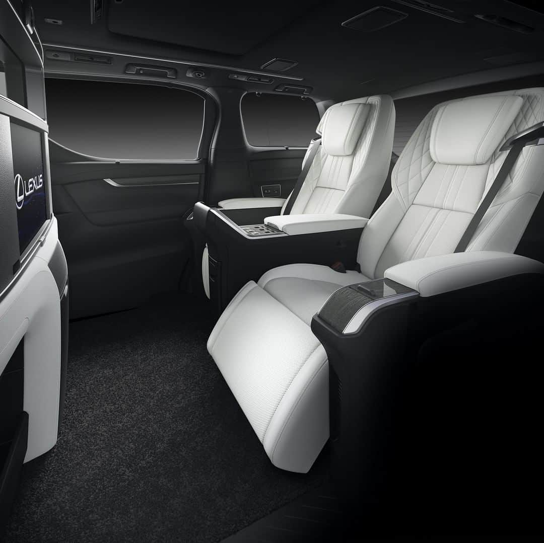 Lexus UKさんのインスタグラム写真 - (Lexus UKInstagram)「How much would you like to be chauffeured in the Asia-only #LexusLM luxury #minivan?  #Design #CarDesign #Automotive #Lexus #CarsofInstagram #LuxuryTravel」7月17日 21時00分 - lexusuk