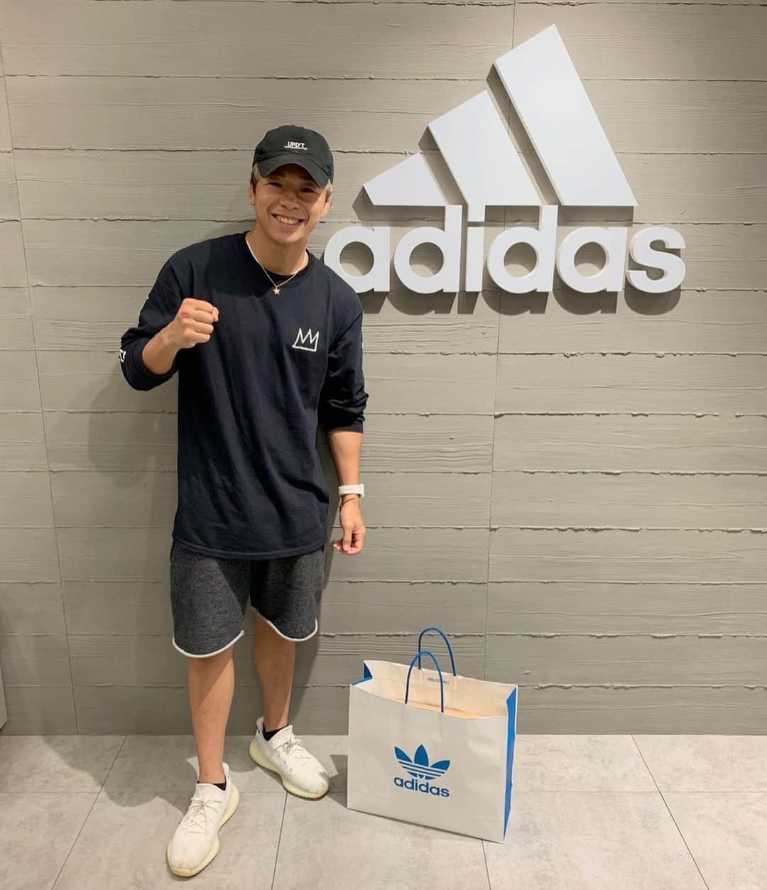 武尊さんのインスタグラム写真 - (武尊Instagram)「今日はadidas japanへ！ @adidastokyo  新作ウェアたくさん提供して頂きました！ これ着て練習頑張ろう💪 いつもありがとうございます🙏 yeezy嬉しい😆⭐️ #adidas #yeezyboost700」7月17日 20時52分 - k1takeru