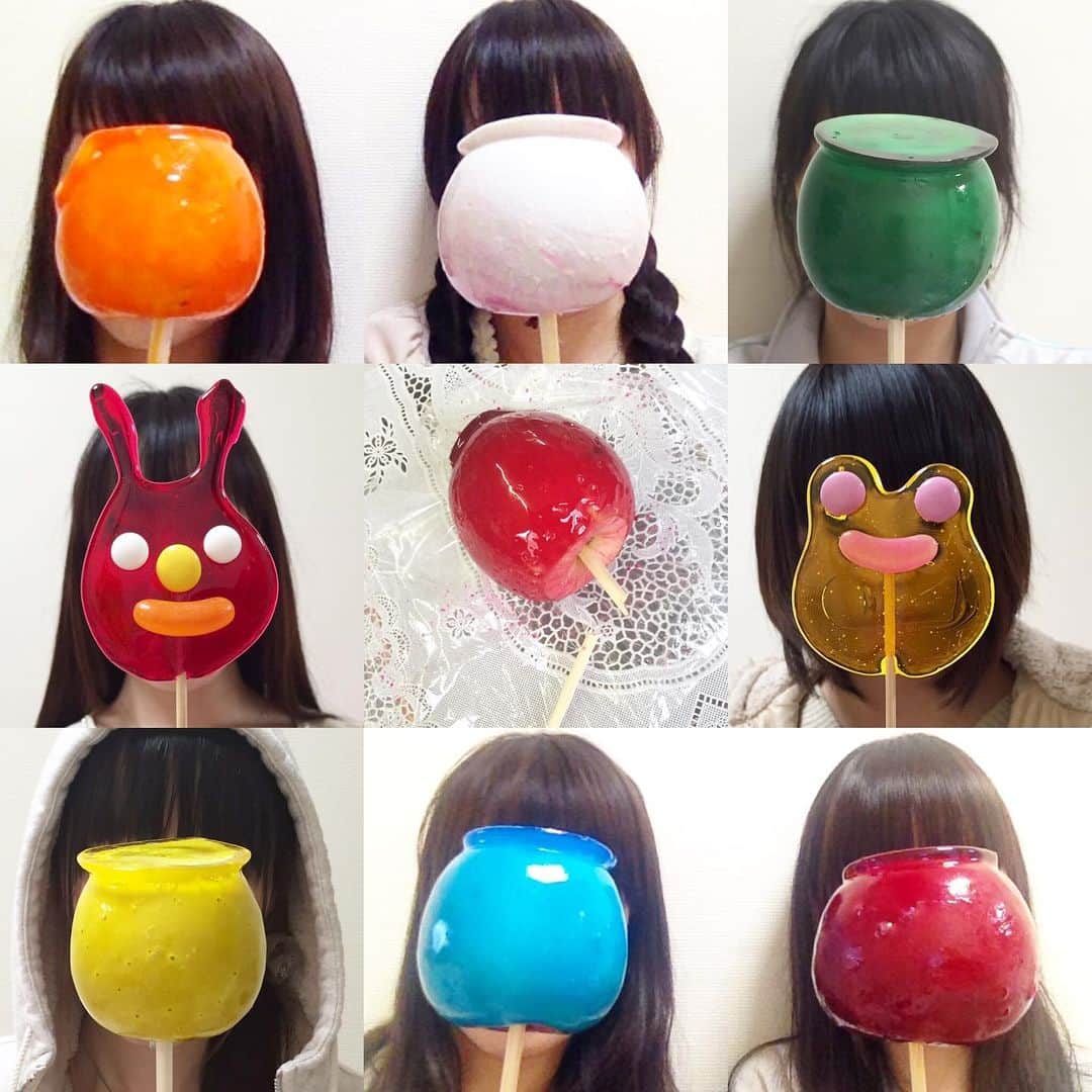 紀伊さつきのインスタグラム：「夏の大好物は#りんご飴 (と、桃 )。 夏になるとスマホの機能で「●年前の今日」みたいな写真が出てくるんですが。 ちょっとしたりんごあめマニアなのでこの時期こんな写真ばっかりです(*・・*) 半分はわたし、半分はルームシェアしてたモコさん。 わっかるっかなー？ ・ わたしの中でりんご飴は、大きくわけて 飴の状態、りんごそのもののおいしさ、見た目(割りばしのさし方などのバランス込み)が大切。 ひと夏に１つおいしいのに出逢えたら幸せです。 ・ #飴は決してねたねたせず #林檎は味と水分量そして食感 #割りばしで手を抜くと重みで折れたり抜けたりするので要注意 #りんご飴キット ほしい ・ #りんごあめ #りんご #祭 #屋台 #露店 #夜店 #toffeeapple #applecandy」