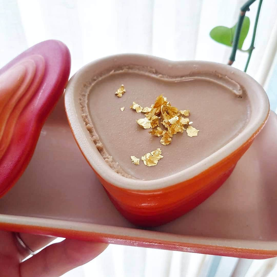 本仮屋リイナさんのインスタグラム写真 - (本仮屋リイナInstagram)「金箔のせココナッツミルクプリン🍮 夫が金沢ロケの出張で買ってきてくれた金箔。 今夜、その金沢ロケがいよいよ放送されます🌕✨ このあと22時から 梅沢富美男のズバッと聞きます！ ぜひご覧ください😚 #フジテレビ  #梅沢富美男のズバッと聞きます #梅沢富美男 さん #長嶋一茂 さん #ココナッツミルク なのに茶色いのは我が家定番の甘味、羅漢果のせいです。 #🍮 #🌕」7月17日 20時56分 - riina_motokariya