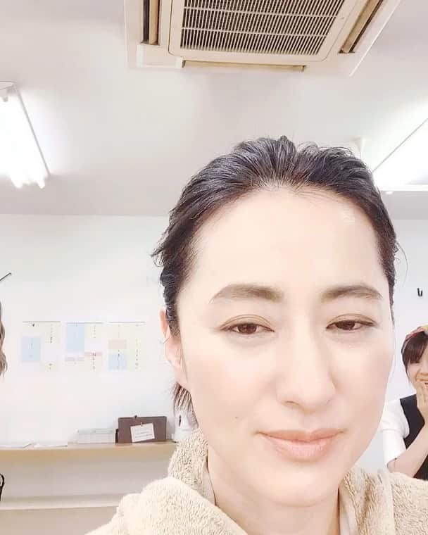 前田ゆかのインスタグラム：「今日の撮影の待ち時間に、  新しいアプリにトライ⤴︎⤴︎ 田中さんのアシスタント、 石ちゃんにやり方を聞きながら 触れてみて体現してみる！  何度も試して笑った、笑った  みんなで楽しかった〜〜✨✨✨ music付きアプリ🤣 このワチャワチャ感、すき！  @hironoritanaka_ladonna  @11.ishidakano_  @s.minegishi  お疲れ様でした👋🏻 #shooting #beauty #skincare」