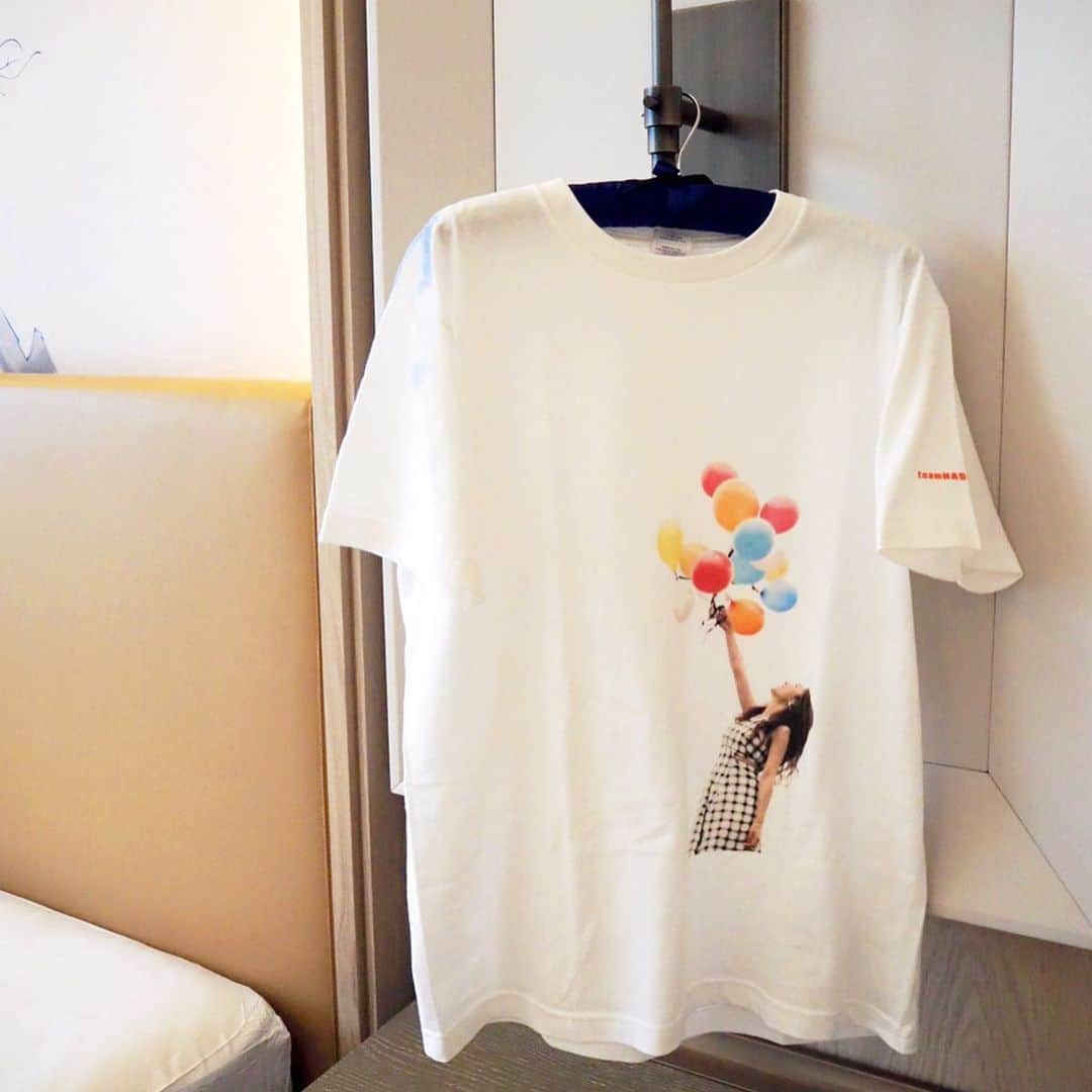 橋本聖子さんのインスタグラム写真 - (橋本聖子Instagram)「じゃーん‼️初のライブTシャツを作りました👚🎈🧡 . ミニアルバム『with HAPPY』より、オリジナルTシャツ。 以前より、応援して下さっている皆様から、「グッツ作ろう！」と提案してもらっていたのですが、なかなか作る勇気もなく…😰💦 . やっぱりみんなと一緒に着たいなっていう想いがあったのでシンプルですが制作してみました🌻🌈 . 左袖には『teamHASHIMOTO』の文字を入れました✌️🌟 . いつだって、応援してくれているみんなに背中を押されて私は一歩踏み出すことができてます🐾 いっぱいのありがとう〜〜！！この輪がたくさん広がるといいな🎈✨ ※最後は、るんるんしてるだけの動画です笑 . 🌻🌈 with HAPPYオリジナルTシャツ 価格 3500円 サイズ M,L（ライブ会場でも販売）S,XLは受注生産となります。 オンラインショップはこちら💁‍♀️ https://se1ko.thebase.in/ #橋本聖子シンガー #ライブ #グッツ」7月17日 20時57分 - _seikohashimoto