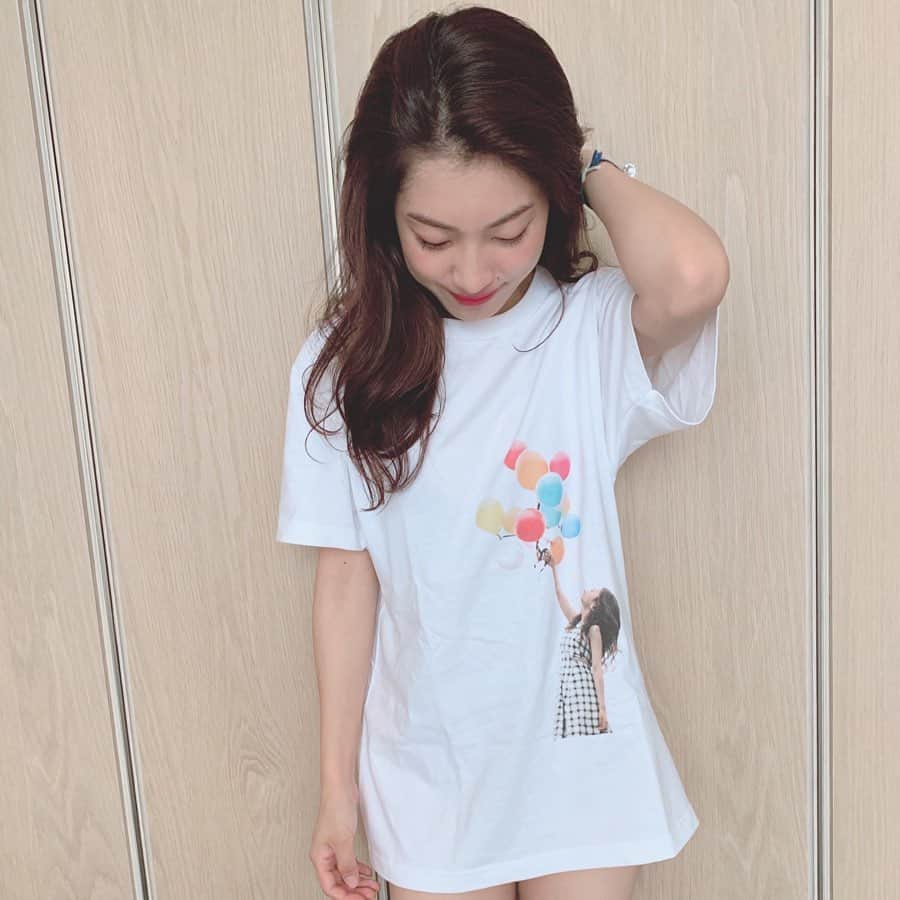 橋本聖子さんのインスタグラム写真 - (橋本聖子Instagram)「じゃーん‼️初のライブTシャツを作りました👚🎈🧡 . ミニアルバム『with HAPPY』より、オリジナルTシャツ。 以前より、応援して下さっている皆様から、「グッツ作ろう！」と提案してもらっていたのですが、なかなか作る勇気もなく…😰💦 . やっぱりみんなと一緒に着たいなっていう想いがあったのでシンプルですが制作してみました🌻🌈 . 左袖には『teamHASHIMOTO』の文字を入れました✌️🌟 . いつだって、応援してくれているみんなに背中を押されて私は一歩踏み出すことができてます🐾 いっぱいのありがとう〜〜！！この輪がたくさん広がるといいな🎈✨ ※最後は、るんるんしてるだけの動画です笑 . 🌻🌈 with HAPPYオリジナルTシャツ 価格 3500円 サイズ M,L（ライブ会場でも販売）S,XLは受注生産となります。 オンラインショップはこちら💁‍♀️ https://se1ko.thebase.in/ #橋本聖子シンガー #ライブ #グッツ」7月17日 20時57分 - _seikohashimoto