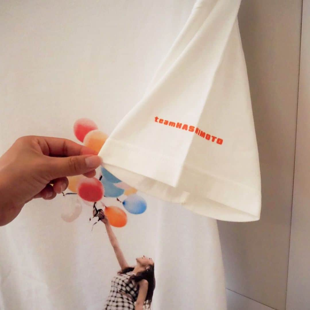 橋本聖子さんのインスタグラム写真 - (橋本聖子Instagram)「じゃーん‼️初のライブTシャツを作りました👚🎈🧡 . ミニアルバム『with HAPPY』より、オリジナルTシャツ。 以前より、応援して下さっている皆様から、「グッツ作ろう！」と提案してもらっていたのですが、なかなか作る勇気もなく…😰💦 . やっぱりみんなと一緒に着たいなっていう想いがあったのでシンプルですが制作してみました🌻🌈 . 左袖には『teamHASHIMOTO』の文字を入れました✌️🌟 . いつだって、応援してくれているみんなに背中を押されて私は一歩踏み出すことができてます🐾 いっぱいのありがとう〜〜！！この輪がたくさん広がるといいな🎈✨ ※最後は、るんるんしてるだけの動画です笑 . 🌻🌈 with HAPPYオリジナルTシャツ 価格 3500円 サイズ M,L（ライブ会場でも販売）S,XLは受注生産となります。 オンラインショップはこちら💁‍♀️ https://se1ko.thebase.in/ #橋本聖子シンガー #ライブ #グッツ」7月17日 20時57分 - _seikohashimoto