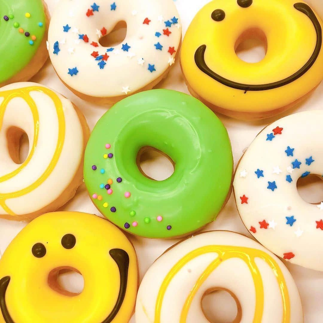 松本愛花のインスタグラム：「🍩 * * * * 差し入れで頂いた ドーナツが可愛すぎた件について🔎 * * 私はどの子を頂いたでしょーかっ！ * * * * #クリスピークリームドーナツ #クリスピードーナツ  #ドーナツ #デザート #かわいい #カラフル #にこちゃん  #食べ物  #食べ物グラム」