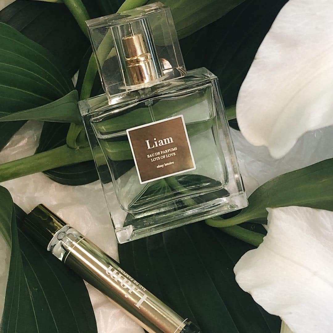 eimy istoireさんのインスタグラム写真 - (eimy istoireInstagram)「. 【Liam Eau De Parfumes】 摘みたてのホワイトフローラルに 包み込まれるような温かみのある香り。 淡く残る優しいムスクの香りが 魅惑的で心地のよい気分へ導くオードパルファム。 . ✔︎Liam eau de perfum ¥4,980+tax ✔︎Liam eau de perfum roll on ¥1,500+tax . 7/18 12:00〜ONLINE STOREにて発売START✨ . ONLINE STOREはTOPのURLよりご覧ください。 . . #eimy #eimyistoire #newarrival #eaudeperfum #instagood #instapafume #elegant #amanda #liam #lotsoflove」7月17日 21時05分 - eimyistoire_official