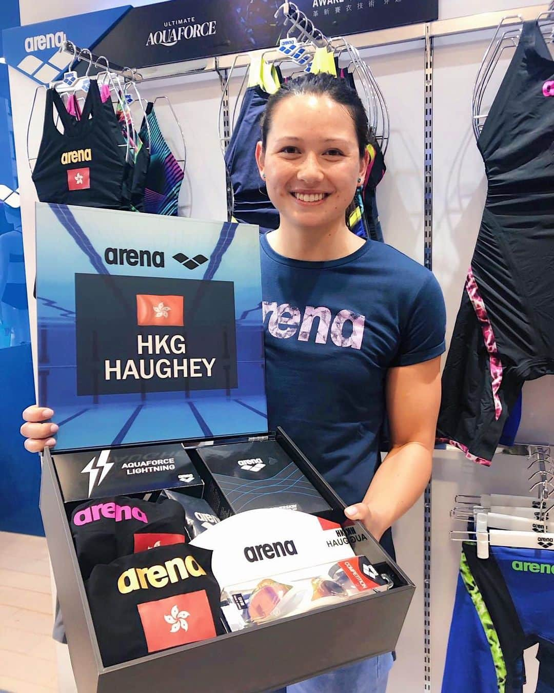 シボーン・バーナデット・ホーヒーさんのインスタグラム写真 - (シボーン・バーナデット・ホーヒーInstagram)「Delighted to be the first Hong Kong 🇭🇰 swimmer ever to be part of the Arena Elite Team! With my @arenawaterinstinct gear I’m all ready for world champs!  #arena #arenahk #HKG #hkathlete」7月17日 21時16分 - siobhanhaughey01