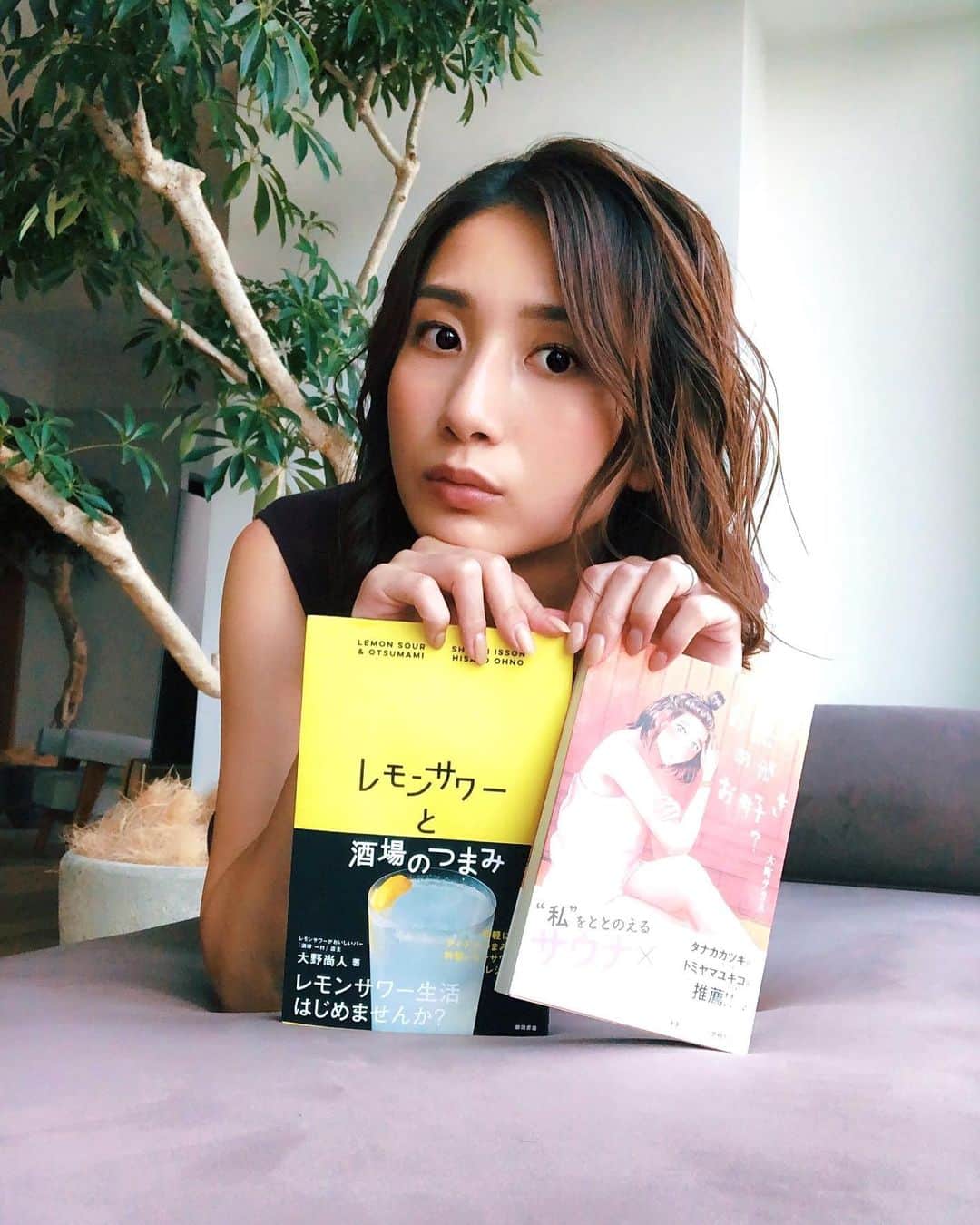 高橋美咲さんのインスタグラム写真 - (高橋美咲Instagram)「. 自分で言うのもあれですが 本のチョイス天才だと思う🤩 . #お酒の本 #サウナの本 #サウナ女子 #女子サウナー  #お熱いのがお好き #大町テラス #レモンサワーと酒場のつまみ #大野尚人」7月17日 21時12分 - misaki_saunner_