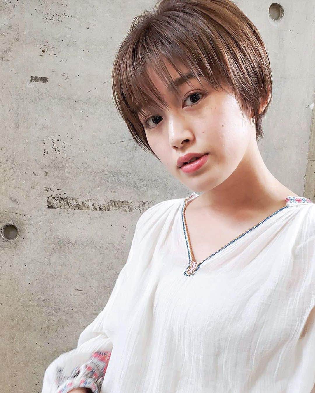 齋藤智奈美のインスタグラム：「___ GWにお金を使いすぎたので 6月東京に行くのを自粛しました。 . 2ヶ月カットしなかった結果 子犬1匹作れそうな毛量でした笑 . .  #IKEカット してもらって スッキリ〜🤩最高！ 夏なのでカラーは 暗くしなかったよ✌🏻 . IKEさんありがと〜💜 ____ @hiromasaikeda  @anti_antiworld  @perm_anti  #anti #ショートカット」