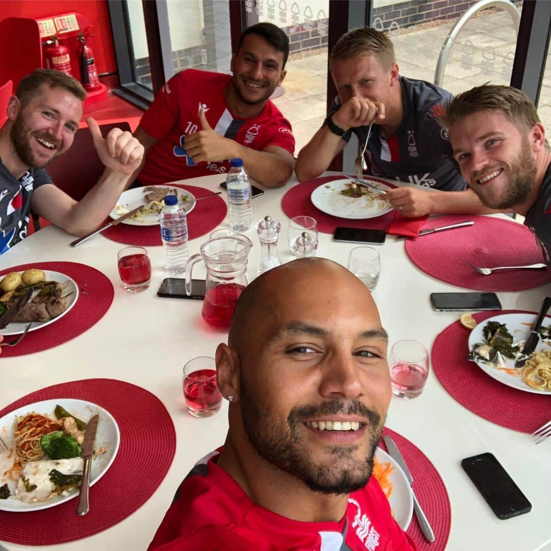 ヨアン・ベナルアンのインスタグラム：「Lunch with the boys @officialnffc #nottingham #nottinghamforest #football #team #yb29pablopicasso #england @joao_carvalho #tunisie #portugal #italia #france 🦅」