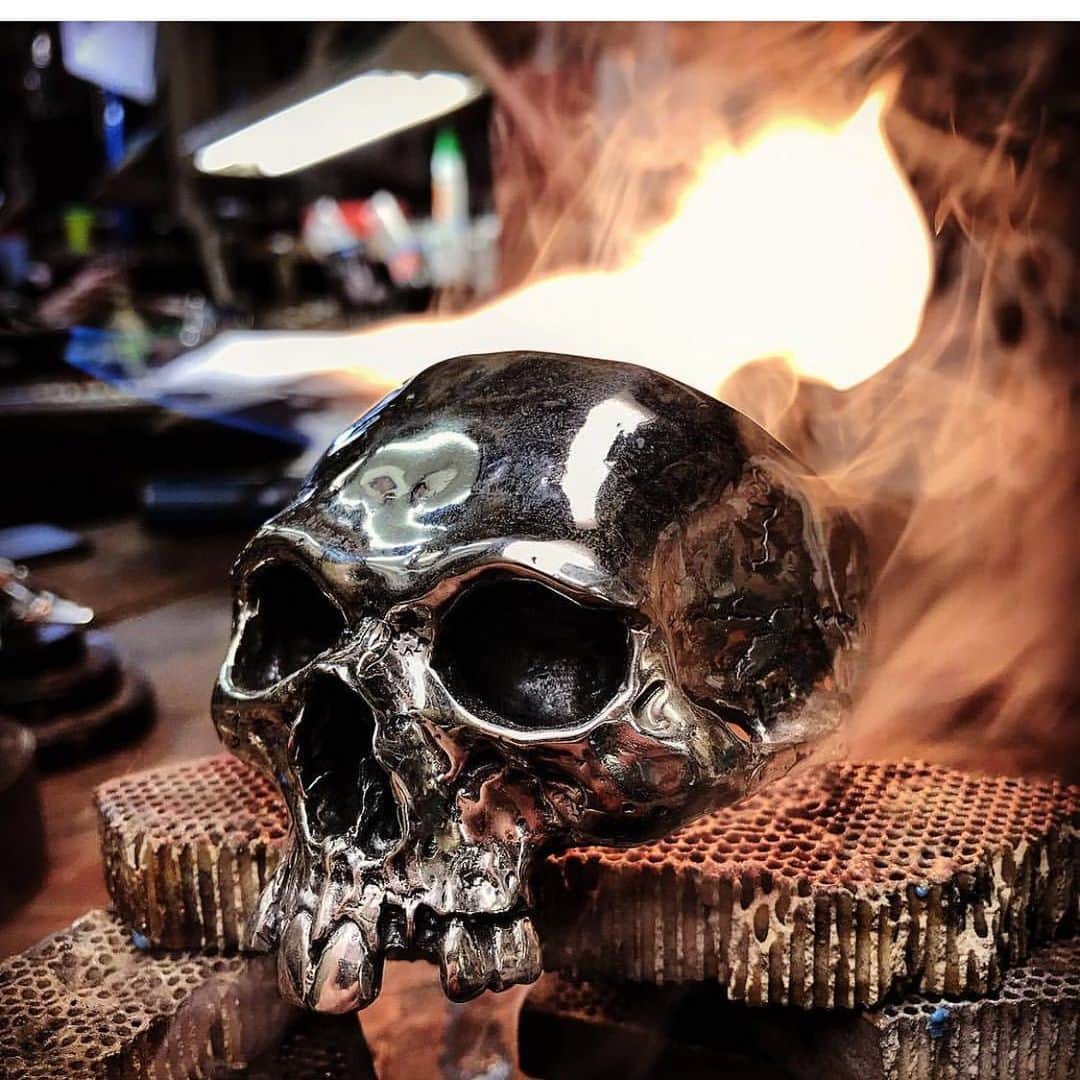 クレイジーピッグさんのインスタグラム写真 - (クレイジーピッグInstagram)「Love this picture 🔥 #skulls #skullrings #character #smokeandfire #guitar #cuff #luxurybangle #skullheaven #solidsilverskull #bling #bones #gothic #goth #gothicjewellery #gothicfashion #gold #londonjewellery #handmadeinlondon #coventgarden」7月17日 21時20分 - crazypigdesignslondon