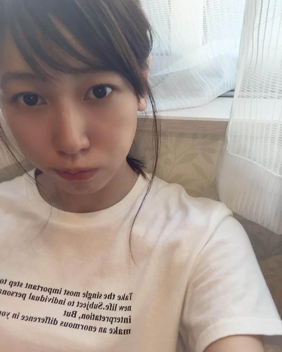 常住真菜のインスタグラム：「あんまり目に光入りずらいタイプなのでインスタ用に自撮りライト買いました👏🏻 . 暗いところの時とか相手のiPhoneで撮ってる時に自分ので照らしたりしてたけど物理的にも難しいしこれで撮りやすくなった🙆🏻‍♀️💓 . . 半分くらいしか入ってないけど 最近買ったungridの白Tお気に入り◎ . #today #自撮りライト #自撮りライト使ってみた #自撮り#自撮り女子 #ungrid #白T #白tシャツ #Instagram #instagramjapan #Instgood #selfie #self #Instgood #followme #likeforlikes #likeforfollow #follow #フォローミー #like4likes #likelike #フォローミー💕 #舞台女優」