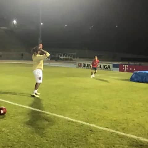 トーマス・ミュラーのインスタグラム：「Catch it if you can... 🏈  Great pass from my new teammate @camjordan94 😀👍🏼 #esmuellert #football #fcbayern #miasanmia #usatour」