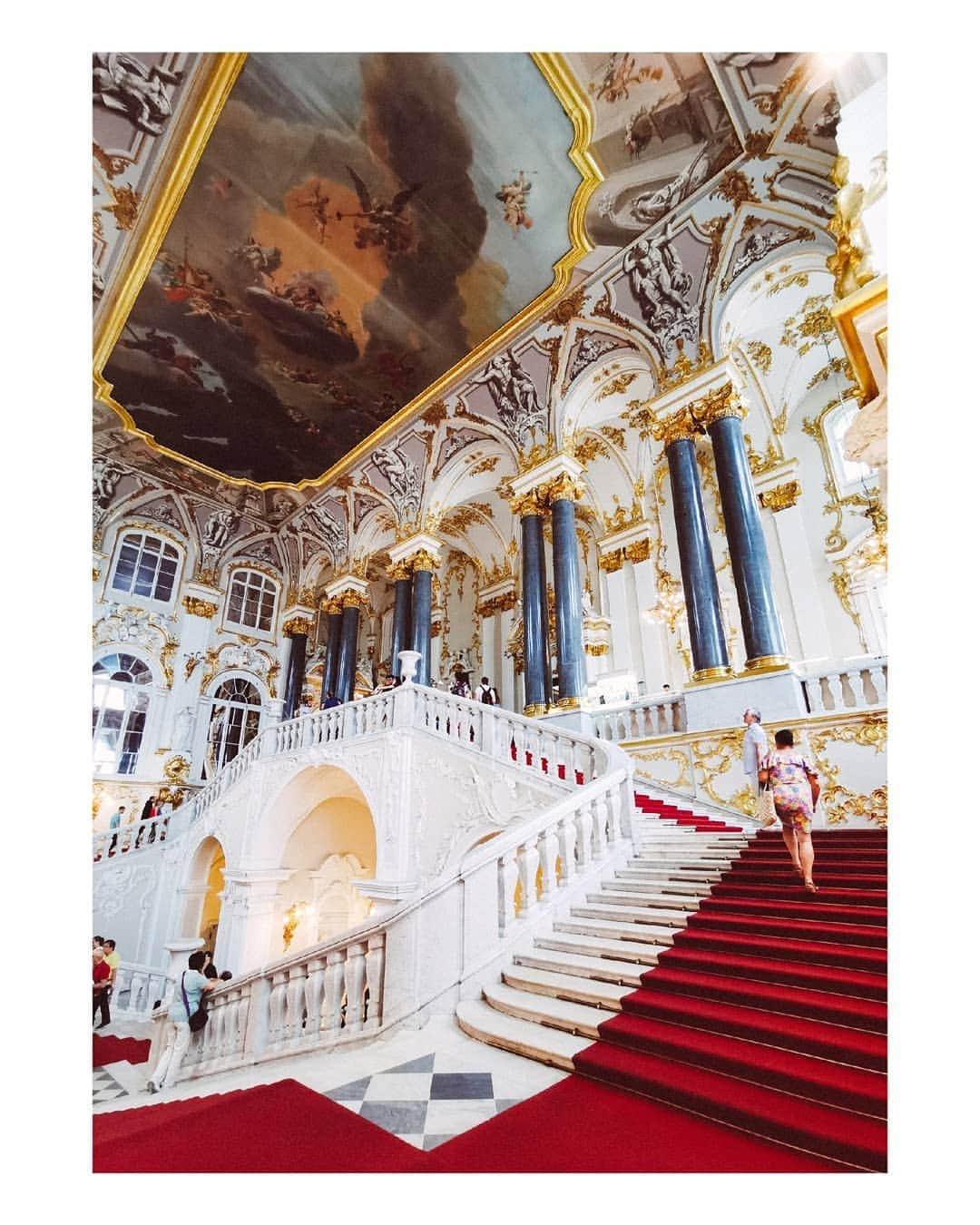 VuTheara Khamさんのインスタグラム写真 - (VuTheara KhamInstagram)「Musée de l'Ermitage, Saint-Petersbourg, Russie, 2019 🇷🇺💦 . Le mois dernier, j'ai eu l'occasion de visiter le 2e plus grand musée d'art du monde, avec une impressionnante collection d'arts et plus de mille salles. . Voici une série de photos prise à l'extérieur et intérieur du musée avec le mode Ultra Grand Angle du #HuaweiP30Pro . @huaweimobilefr #HuaweiShot #ad」7月17日 21時22分 - vutheara