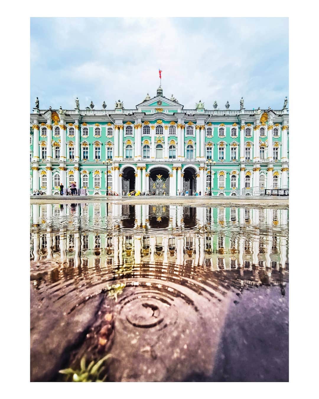 VuTheara Khamさんのインスタグラム写真 - (VuTheara KhamInstagram)「Musée de l'Ermitage, Saint-Petersbourg, Russie, 2019 🇷🇺💦 . Le mois dernier, j'ai eu l'occasion de visiter le 2e plus grand musée d'art du monde, avec une impressionnante collection d'arts et plus de mille salles. . Voici une série de photos prise à l'extérieur et intérieur du musée avec le mode Ultra Grand Angle du #HuaweiP30Pro . @huaweimobilefr #HuaweiShot #ad」7月17日 21時22分 - vutheara