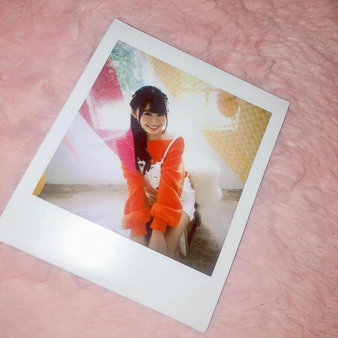 松本愛花のインスタグラム：「🌈 * * * * カメラマンさんが 撮って下さったチェキ✈ * * どーぞっ！あげます〜〜😂💗 * * * * #オフショット #idol #オレンジ #ヘアアレンジ #ポニーテール #巻き髪」