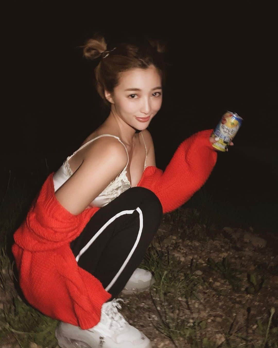 濱野りれさんのインスタグラム写真 - (濱野りれInstagram)「Japanese Bad girl 🔥 Drunk alcohol surrounded by Hokkaido nature🌳 .. 富良野の大自然 × りれぐらむ .. #Itsme#riregram #キレートレモン」7月17日 21時27分 - riregram