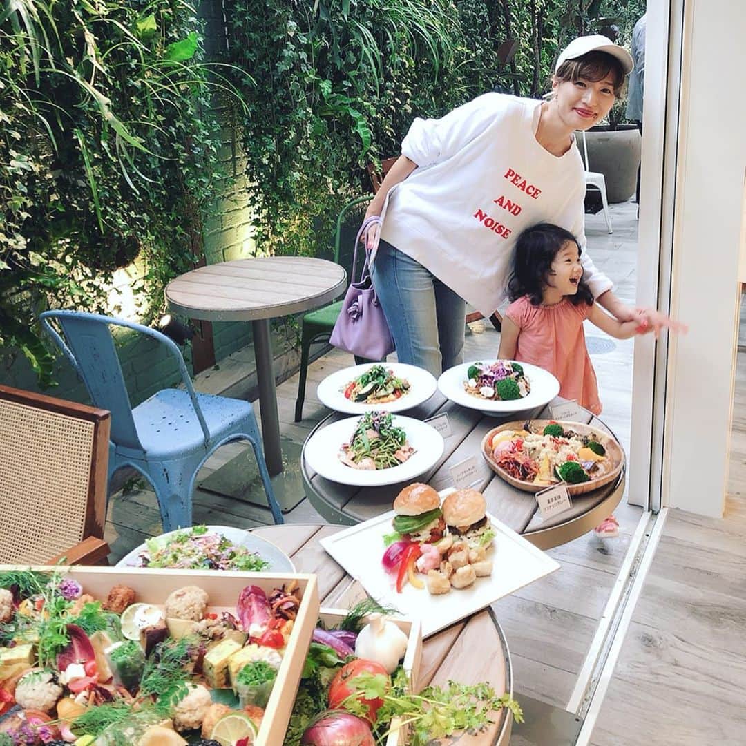 廣瀬規子のインスタグラム：「明日の11:00amより表参道にオープンする  @curative_kitchen_omotesando に一足早くお邪魔してきました😌 * 国内外で薬局を経営する会社さんがCURATIVE（治癒）をコンセプトにしてオープンされるだけあるこちらのお店。 * 生産者の顔が見える食材を使い、50種類以上のハーブや旬の食材を使った、安心安全、体に優しく、視覚的にも楽しめる食事や飲み物がたーくさん！ * 親子でゆっくりさせて頂きました😊💕 * 店内もリラックス出来る感じが最高✨ 子連れはもちろん、夜はお酒も飲めるから、ヘルシーな女子会とかしても良いかも💕 こー言うカジュアル&オシャレ且つ、居心地よくて色々使えそうなお店は、本当に有難い😌✨ * @emiztn さんにも久しぶりにお会い出来て嬉しかったぁ！ * #キュラティヴキッチン  #表参道 #まい泉の近くだよ #ちょっとメインの通りから入ったところにあるのもまた良し #ヘルシーランチ #表参道ランチ #子連れランチ #omotesando #最後の動画で娘が食べているのは #アスタキサンチン入りのパフェ」