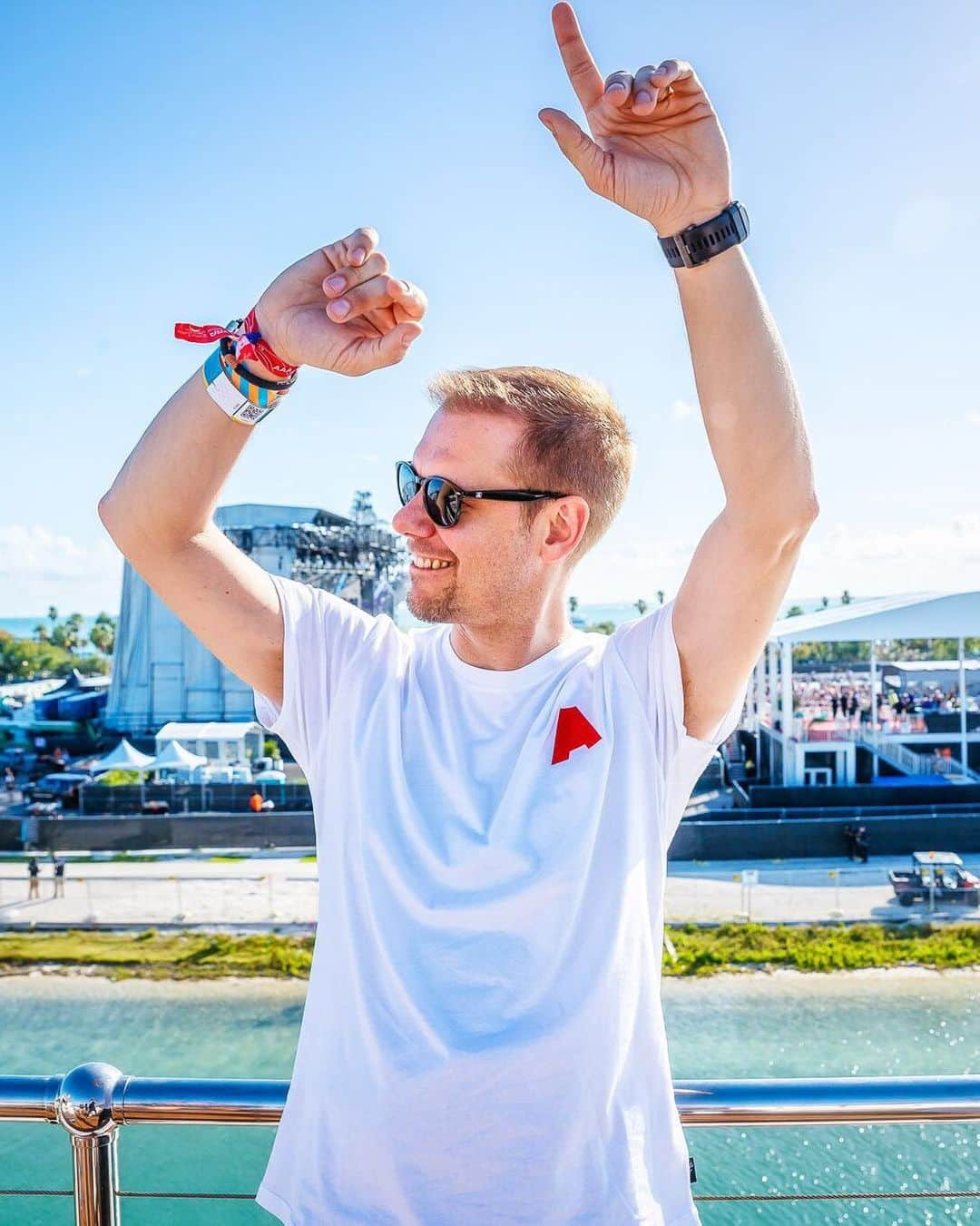 Armin Van Buurenさんのインスタグラム写真 - (Armin Van BuurenInstagram)「😎🙏☀️😄 🎧 😜🕺🏻 Comment your mood with an emoji! 😉 #WorldEmojiDay」7月17日 21時29分 - arminvanbuuren