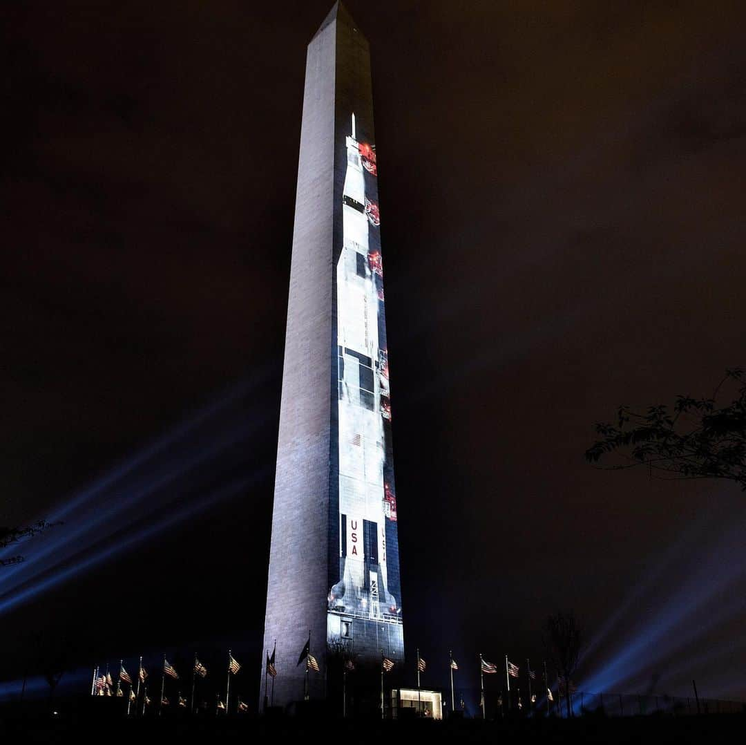 CNNさんのインスタグラム写真 - (CNNInstagram)「On the 50th anniversary of the Apollo 11 launch, the Washington Monument was lit up with an image of the moon-bound shuttle blasting into space 🚀🌙 The 363-foot projection of the Saturn V rocket that launched #Apollo11 will appear for two hours every night during the anniversary of the mission, which put the first two humans — Americans Neil Armstrong and Edwin "Buzz" Aldrin — on the moon on July 20, 1969. On Friday and Saturday, the celebration of this historical milestone will culminate in a 17-minute light show. #Apollo50th (📸: Brendan Smialowski/AFP/Getty Images)」7月17日 21時29分 - cnn