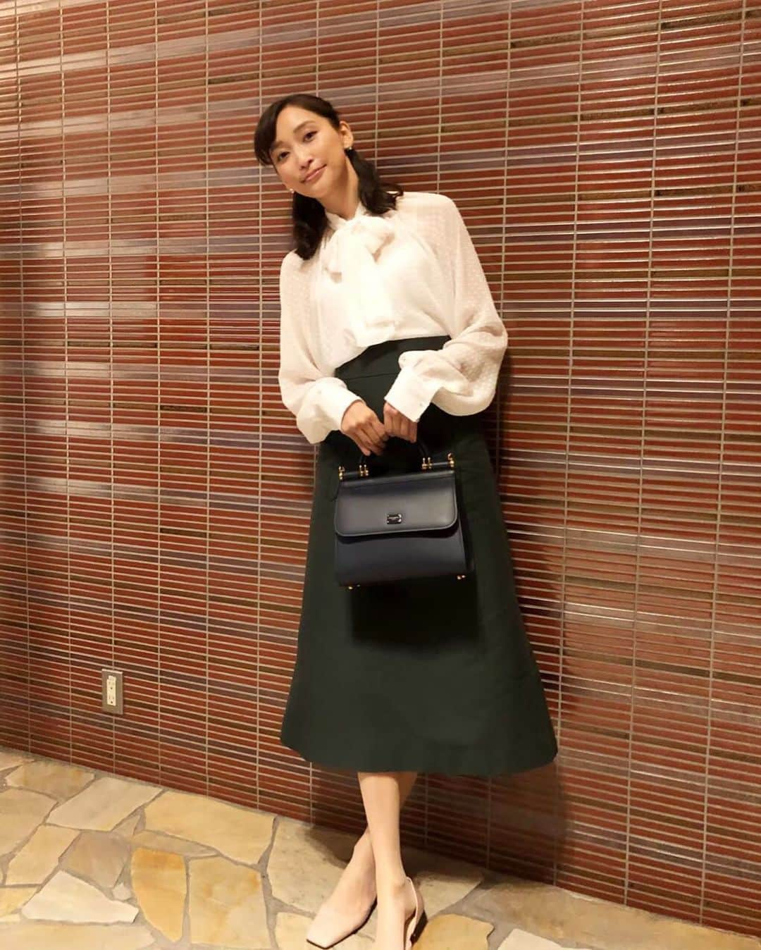 日本テレビ「偽装不倫」さんのインスタグラム写真 - (日本テレビ「偽装不倫」Instagram)「💍今夜放送‼️第2話💍‬﻿ ‪髪も巻いて、おめかしした鐘子(#杏)💕‬﻿ ‪とある回想シーンの撮影の合間に撮りました✨﻿ いつもの鐘子とはちょっと雰囲気が違いますね。﻿ どんなシーンを撮ったのかは、オンエアでチェックしてくださいね🎵‬﻿ ﻿ #偽装不倫 #第2話 #今夜10時﻿ #日テレ #水ドラ﻿ #YLAB #LINEマンガ #文藝春秋﻿ #東村アキコ﻿ ﻿ 【公式HP】﻿ https://www.ntv.co.jp/gisouhurin/」7月17日 21時29分 - gisou_ntv