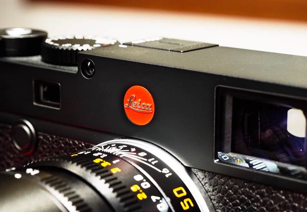 吉田カバン 表参道さんのインスタグラム写真 - (吉田カバン 表参道Instagram)「『PORTER OMOTESANDO』  こんばんは。 本日は、PORTER OMOTESANDOにて展開中の、創業100年を超えるドイツのカメラメーカー「Leica（ライカ）」より、“Leica M10”をご紹介いたします。世界中で愛されるLeicaは、手作業で丁寧につくり上げた確かな品質と信頼を備えたカメラを世に送り出してきました。 本日ご紹介する“Leica M10”は、伝統と革新技術の融合により、写真撮影に本当に必要なものだけが凝縮されています。 コンパクトなサイズ、磨き上げられた性能、直感的に扱えるシンプルな操作性により、卓越した描写力の写真撮影を可能にしました。 M型カメラとして初めてWi-Fi機能を内蔵し、撮影した写真をモバイル端末にワイヤレスで送信したり、SNSで共有することも可能です。 その他にも新しいセンサーを採用し、ISOの感度域が広がるなど、最先端の技術と卓越した光学性能、色褪せないデザインと優れた品質が細部にまで反映された、伝統と品質を継承したモデルとなっています。 PORTER OMOTESANDOでは、この他にもフルサイズセンサーを搭載した新時代のモデル“Leica Q”や各種レンズなど、独自にセレクトしたアイテムを展開しています。 是非、店頭でご覧ください。  Leica M10 ￥880,000（税別） Summilux-M f1.4/50mm ASPH. ￥480,000（税別）  Good evening. Introducing Leica M10 by Leica, which is celebrating its 100th anniversary.  Leica is a German Camera maker and has been loved for it hand made quality. This Leica M10 is simple but has necessary functionality to take a  photo in both traditional and modern way. Compact size, sharp performance and quick actions make us be able to take a photo with outstanding description. This style is the first M model camera to have Wi-Fi. You can send the images to your phone or share it on your SNS directly. The wide range of sensitivity of ISO, the most updated optical performance, timeless design and  the dedication to  detail quality  show its respect to the tradition and midden technology. There are more options you can choose from at PORTER OMOTESANDO; like Leica Q, which has the latest full censer or variations kind of lenses. Please come visit us to check them out.  Leica M10 ￥880,000（+tax） Summilux-M f1.4/50mm ASPH. ￥480,000（+tax）  #yoshidakaban #porter #luggagelabel #吉田カバン #ポーター #porteryoshida #porterflagshipstore #porterstand #kurachikabyporter #potr #madeinjapan #japan #instagood #instalike #instabag #omotesando #LeicaCamera #Leica #Leicagram #LeicaM #LeicaM10 #camera」7月17日 21時30分 - porter_flagship_store
