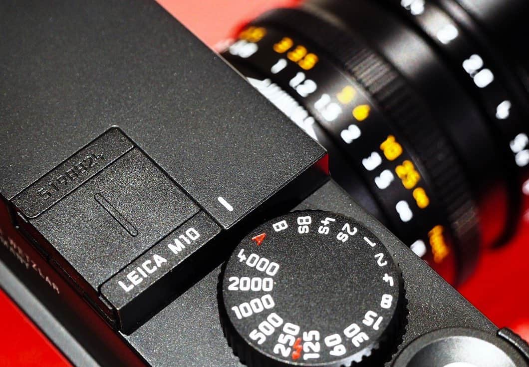 吉田カバン 表参道さんのインスタグラム写真 - (吉田カバン 表参道Instagram)「『PORTER OMOTESANDO』  こんばんは。 本日は、PORTER OMOTESANDOにて展開中の、創業100年を超えるドイツのカメラメーカー「Leica（ライカ）」より、“Leica M10”をご紹介いたします。世界中で愛されるLeicaは、手作業で丁寧につくり上げた確かな品質と信頼を備えたカメラを世に送り出してきました。 本日ご紹介する“Leica M10”は、伝統と革新技術の融合により、写真撮影に本当に必要なものだけが凝縮されています。 コンパクトなサイズ、磨き上げられた性能、直感的に扱えるシンプルな操作性により、卓越した描写力の写真撮影を可能にしました。 M型カメラとして初めてWi-Fi機能を内蔵し、撮影した写真をモバイル端末にワイヤレスで送信したり、SNSで共有することも可能です。 その他にも新しいセンサーを採用し、ISOの感度域が広がるなど、最先端の技術と卓越した光学性能、色褪せないデザインと優れた品質が細部にまで反映された、伝統と品質を継承したモデルとなっています。 PORTER OMOTESANDOでは、この他にもフルサイズセンサーを搭載した新時代のモデル“Leica Q”や各種レンズなど、独自にセレクトしたアイテムを展開しています。 是非、店頭でご覧ください。  Leica M10 ￥880,000（税別） Summilux-M f1.4/50mm ASPH. ￥480,000（税別）  Good evening. Introducing Leica M10 by Leica, which is celebrating its 100th anniversary.  Leica is a German Camera maker and has been loved for it hand made quality. This Leica M10 is simple but has necessary functionality to take a  photo in both traditional and modern way. Compact size, sharp performance and quick actions make us be able to take a photo with outstanding description. This style is the first M model camera to have Wi-Fi. You can send the images to your phone or share it on your SNS directly. The wide range of sensitivity of ISO, the most updated optical performance, timeless design and  the dedication to  detail quality  show its respect to the tradition and midden technology. There are more options you can choose from at PORTER OMOTESANDO; like Leica Q, which has the latest full censer or variations kind of lenses. Please come visit us to check them out.  Leica M10 ￥880,000（+tax） Summilux-M f1.4/50mm ASPH. ￥480,000（+tax）  #yoshidakaban #porter #luggagelabel #吉田カバン #ポーター #porteryoshida #porterflagshipstore #porterstand #kurachikabyporter #potr #madeinjapan #japan #instagood #instalike #instabag #omotesando #LeicaCamera #Leica #Leicagram #LeicaM #LeicaM10 #camera」7月17日 21時30分 - porter_flagship_store