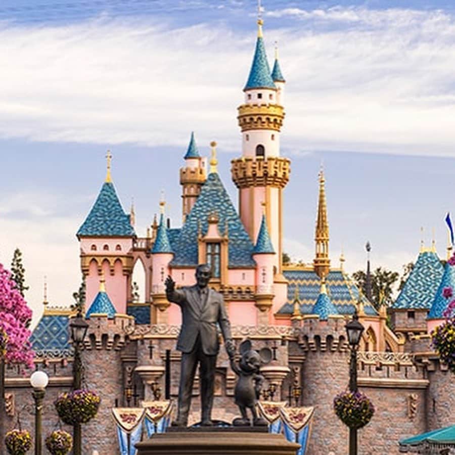 のインスタグラム：「本日7月17日はカリフォルニアディズニーのお誕生日🎉 と、いうことで本日より情報解禁！！ 海外ディズニー出演プロジェクト 【DANCE THE MAGIC】 出演者エントリースタート！！ SHOJIN振付によるカリフォルニアディズニーランドでのステージ！！ 現地振付師監修によるパレード出演！！ . 大好きな日本人ダンサーのパレードを向こうでやりたい。 頑張っているみんなを本場のステージでキャラクターと一緒に踊らせてあげたい。 そんな僕の夢が叶います。 みんなに一生に一度の感動体験をプレゼントしたい、本当にその思いだけでここまで来ました😊✨ . 〈内容〉 本場カリフォルニアディズニーランドでのパレード＆ステージショーに出演 . 〈スケジュール〉 11.20 日本発 LA着 11.21 スタジオリハーサル 11.22 バックヤード、ステージリハーサル 11.23 パレード本番 11.24 ドレスリハーサル、ステージ本番 11.25 LA発 11.26 日本着 . 〈参加特典〉 ○本番終わり3日間カリフォルニアディズニー遊び放題 ○メインストリートでのパレード出演 （現地振付師とのタイアップ！！） ○ステージショー出演 SHOJIN振付のステージに加えて、 アシスタントとして連れて行くAnri振付のステージとたく振付のステージもあります！！ それに加え、選抜27名のみ、現地カリフォルニアディズニーランド振付師&SHOJIN振付によるキャラクターショーに出演😭✨ ○バックヤードでのリハーサル ○オリジナルTシャツプレゼント ○出演写真、DVDプレゼント （自分が本場のディズニーで踊ったことをちゃんと形として残せます） etc . 〈費用〉 渡航費等は全て実費になります。 パレード&ステージショー出演者👉税抜き¥336,374 パレード&ステージショー&選抜キャラクターショー出演者※選抜27名👉税抜き¥361,374 分割払い出来ます。 . 〈宿泊ホテル情報〉 Ramada Costa Mesa Newport Beach 1680 Superior Ave, Costa Mesa, CA 92627 . 〈リハーサルスケジュール〉 未定。 10月〜11月にかけて4〜5回？ 土日？ . 〈よくある質問〉 Q年齢制限はありますか？ →何かあってもいけないので小学校4年生以上とさせていただきます。 それ以外はありません。 . Q初心者でも大丈夫ですか？ →パレードに関してはそんなに難しい振付はしないので基本的には大丈夫ですが、本番までにちゃんと踊れるよう努力出来る方でお願いします。 まだわかりませんが、ステージショーへの出演者は厳選させていただく可能性があります。 実力よりも「向こうで踊りたい！」「たくさんのことを経験したい！」というアツい気持ちのある人と一緒に行きたいです。 . Qステージはどんな振付になりますか？ →僕が作るので基本的にはシアターベースになります。 向こうのゲストを楽しませられるよう華やかなステージにしたいです！ . Qレッスンに行けていませんが大丈夫ですか？ →オーディションでしっかり見させていただきますので大丈夫です。 . Qどうしてもオーディションを受けられないのですが。 →普段レッスンに来てくれている子やナンバーに出てくれている子は応相談。それ以外で例外はありません。 . 〈オーディション日程〉 ①8月9日(金) 10時〜 渋谷ミッション702👈定員 ②8月10日(土) 10時〜 渋谷ミッション701👈定員 ③8月12日(祝月) 11時〜 渋谷ミッション702👈定員 ④8月12日(祝月) 13時〜 渋谷ミッション702👈定員 . ※追加オーディション決定 予約受付中 ⑤8月11日(日) 19時〜 浦安体育館多目的室 . 〈申し込み方法〉 氏名とオーディション希望日①〜⑤いずれか記入の上ライン、DMにて直接私に。 当日の詳細とエントリーシートを送らせていただきます。 質問があれば何でもどーぞ！ 僕も忙しいのでくだらない質問とか読めばわかるようなものは全て無視させていただきますので悪しからず😎笑 . たくさんのご応募お待ちしています！！ 海外ということでかなり費用がかかってしまうのが心苦しいですが、とても夢のある企画だと思うのでもし良かったらシェアしてくれたら嬉しいです。 みんな頑張ってバイトしてお金貯めてね💪✨ . #shojin #テーマパークダンス #テーマパークダンサー #ジャズダンス #テーマパークレッスン #テーマパークジャズ #themepark  #themeparkdance #ディズニー #ディズニーダンサー #ディズニーランド #choreographer #オーディション」