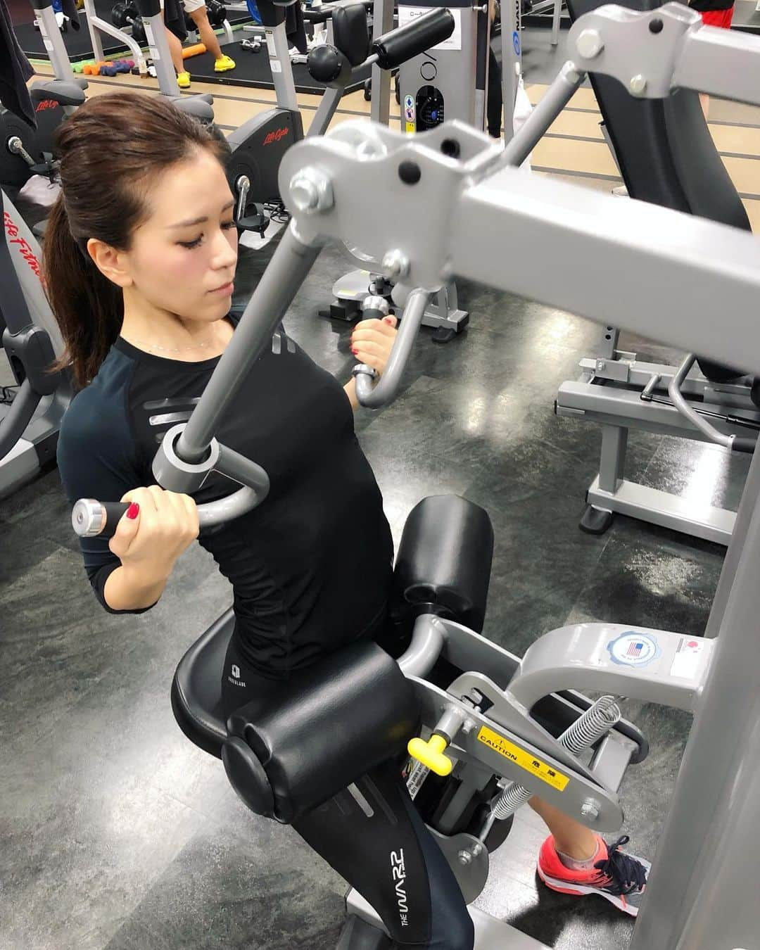 黒田麻理耶さんのインスタグラム写真 - (黒田麻理耶Instagram)「. トレーニング投稿🏋️‍♀️ . 4月から始めた週3回のトレーニング、 やっと体重−2.2kg、体脂肪率−3.1%落ちた〜✌️ これもトレーナー @y_daichi_0726さんのおかげ🙇‍♀️ . この日は、着用することで1.5倍の負荷がかかるという #マッスルメーカー @thewarpbyennerre を着て トレーニングしました🔥 . これを着てトレーニングすると 通常の2倍は汗をかきます、ほんとに💦 しかも着圧で身体にフィットするので、 いつもよりもトレーニングがキツく感じる…🤦‍♀️ . とにかく追い込めるトレーニングウェアです😂👏 . 今月末から香港に行くけど、 このウェア持参して向こうでも続けよう🏋️‍♂️🔥 . #thewarpbyennerre  #ザワープバイエネーレ #コンプレッションウェア  #マッスルメーカー #ワークアウト女子  #トレーニング女子  #筋トレ女子 #シェイプアップ  #ダイエット  #トレーニング  #筋トレ  #有酸素運動  #パーソナルトレーニング #diet  #workout  #gym」7月17日 21時43分 - mariya_kuroda