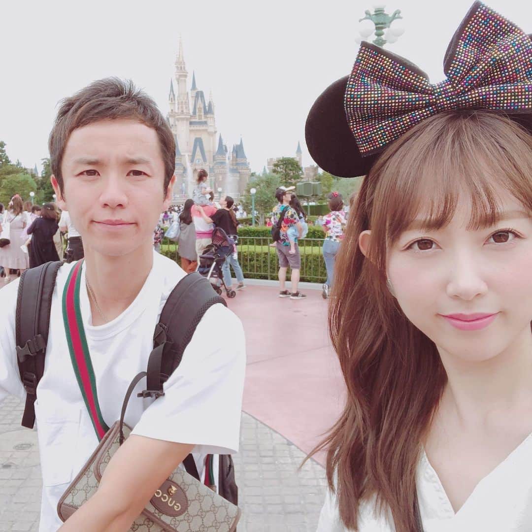 小林まな美のインスタグラム：「🏰 考えてみたらなんと約2年ぶりのランド🥺 * 結婚記念日でした🌼 * * * #ディズニーランド#東京ディズニーランド#disneyland#tokyodisneyland #tokyodisneyland#夫婦#パパママ#結婚記念日#7月11日#女の子ママ#女の子パパ」