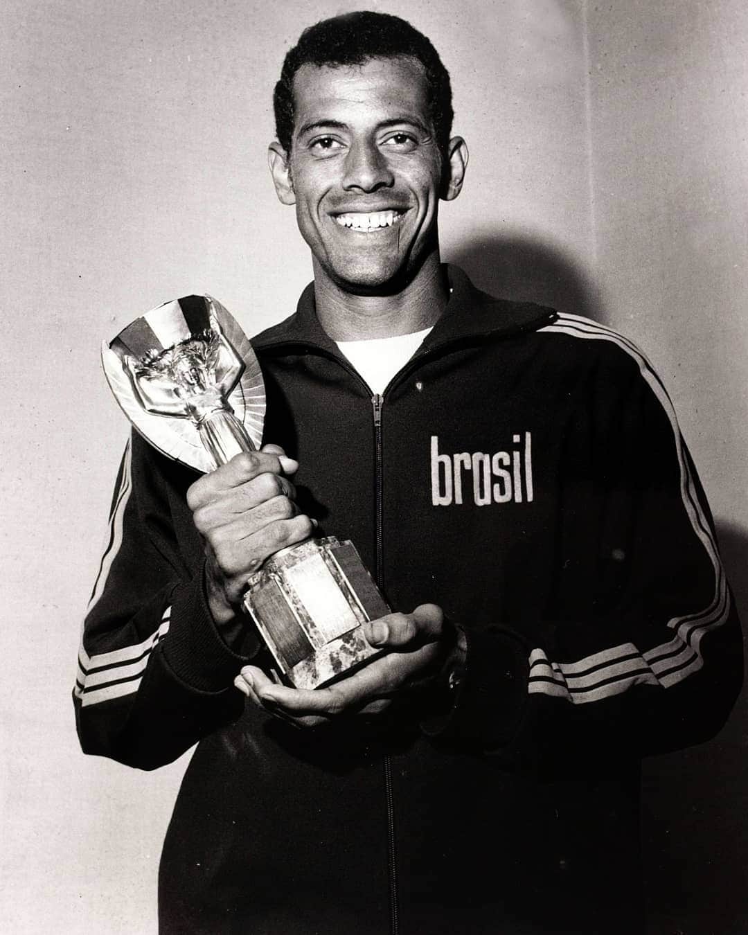 FIFAワールドカップさんのインスタグラム写真 - (FIFAワールドカップInstagram)「Carlos Alberto Torres, the captain of #Brazil's FIFA #WorldCup-winning team in 1970 and scorer of one of the sport's most memorable goals, would have turned 75 today. #RIP」7月17日 21時37分 - fifaworldcup