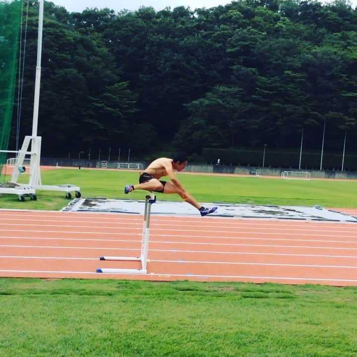 矢澤航のインスタグラム：「* 4+2 hurdle (int 8.9m) * Twitterとは違うやつ載せます🏃‍♂️ 今回は中抜きのRun局面で攻めてみました。勇気振り絞りました * 練習の意識としては 1→4までは落ち着いてリズムを作り もう一度スピードを高めて そのスピードを使って刻む感じです。 とにかくめちゃくちゃ怖いです😶 * Rap 05-04-03-1"98-01 * #110mh #hurdlegang #hurdler #hurdletraining #DESCENTE #mizuno #savas #SWANS」