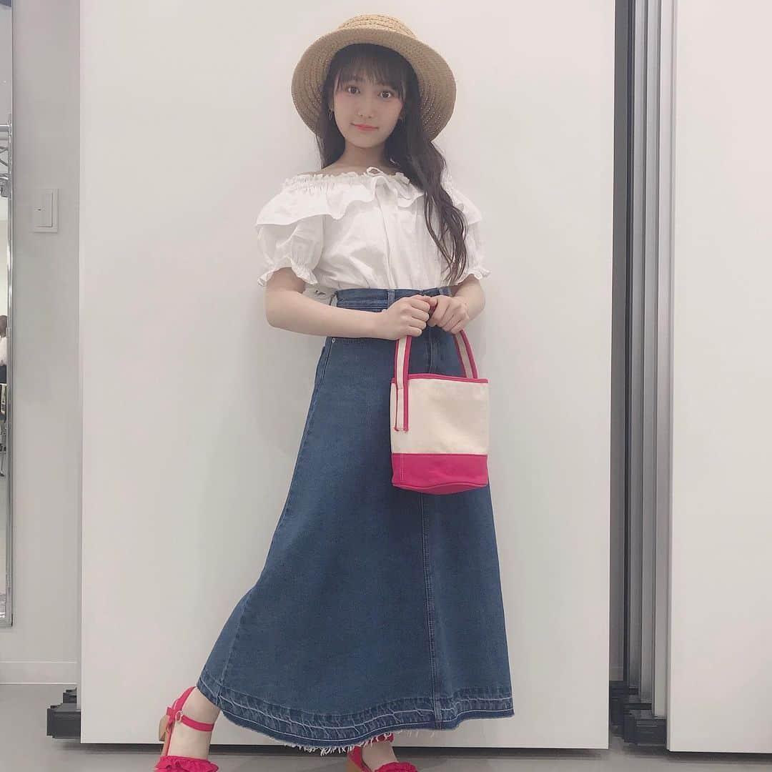 鈴木くるみさんのインスタグラム写真 - (鈴木くるみInstagram)「#AKBINGO  見てくれましたか～？？ 私服ファッションショーめっちゃ緊張したけど、楽しかった～💕 またやりたいな～(*´罒`*)ﾆﾋﾋ♥  #akbingo #私服 #ファッションショー #マリンコーデ #湘南 #デート #麦わら帽子 #オフショル #デニムスカート」7月17日 21時40分 - kurumi_akb48