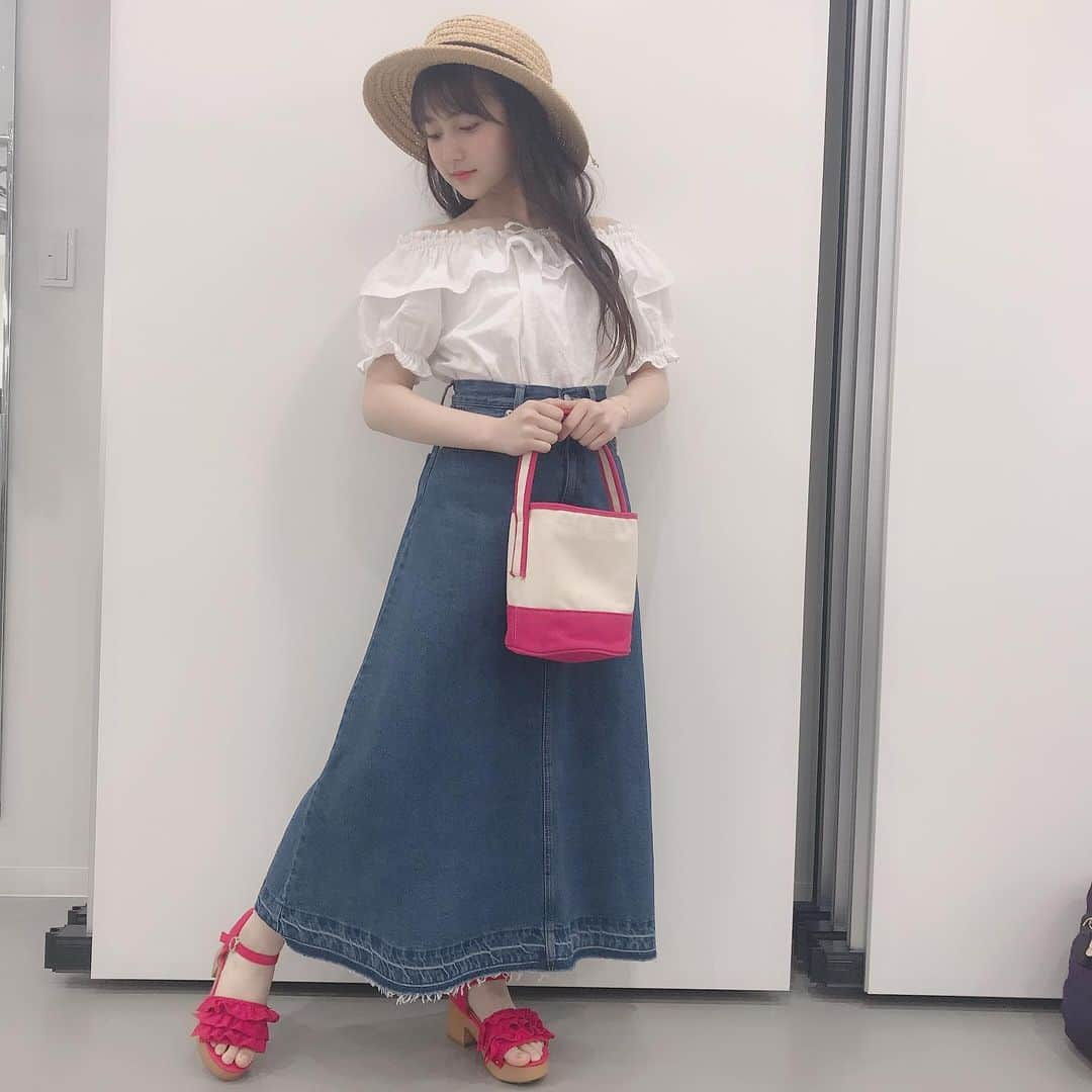 鈴木くるみさんのインスタグラム写真 - (鈴木くるみInstagram)「#AKBINGO  見てくれましたか～？？ 私服ファッションショーめっちゃ緊張したけど、楽しかった～💕 またやりたいな～(*´罒`*)ﾆﾋﾋ♥  #akbingo #私服 #ファッションショー #マリンコーデ #湘南 #デート #麦わら帽子 #オフショル #デニムスカート」7月17日 21時40分 - kurumi_akb48