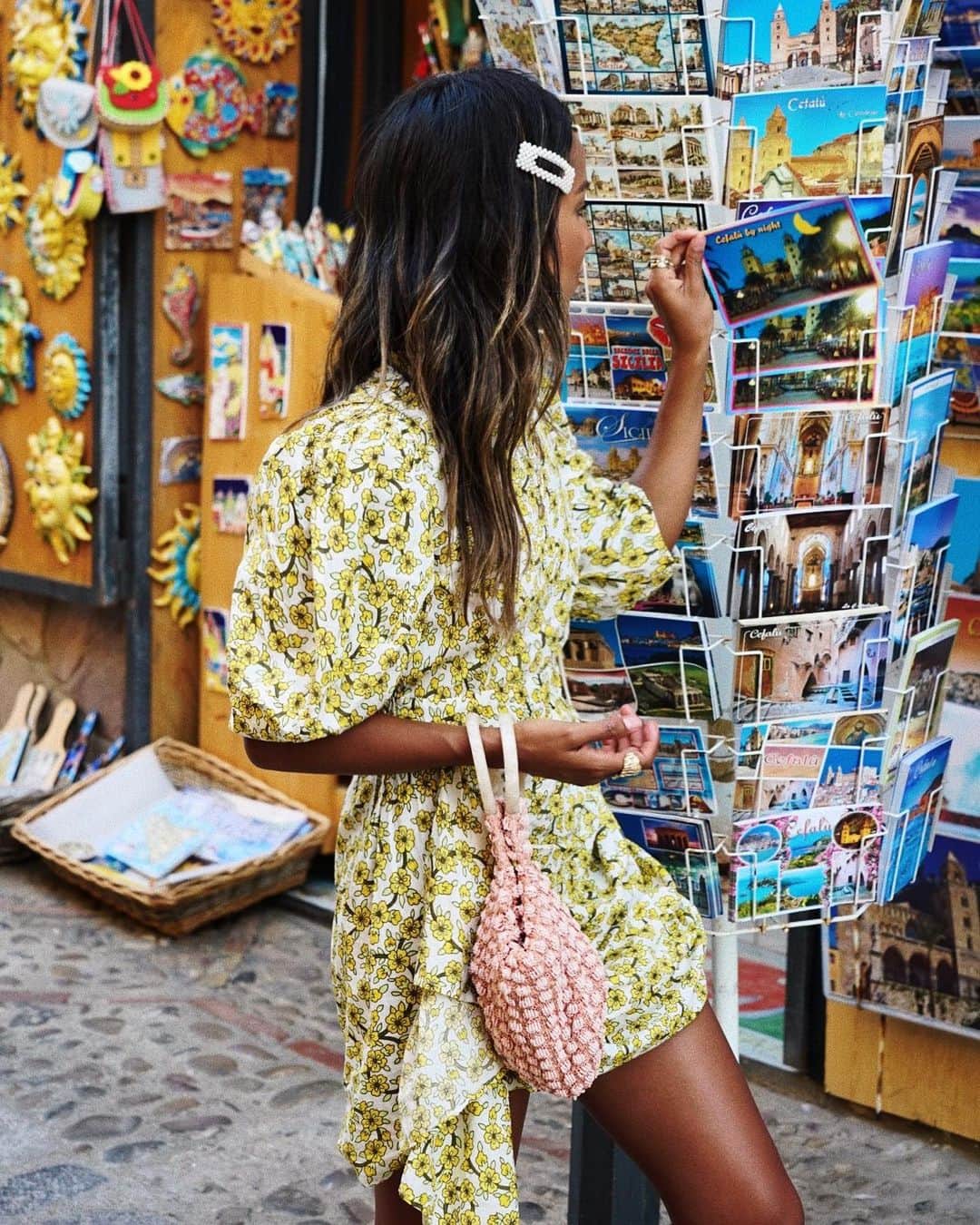 ジュリー・サリニャーナさんのインスタグラム写真 - (ジュリー・サリニャーナInstagram)「Postcard shoppin’ before my Aperol Spritz. 💫 #cefalu #sicily • dress @shoprhode」7月17日 21時51分 - sincerelyjules