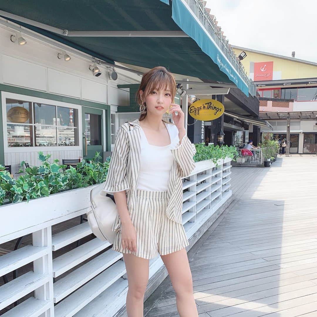 いっちゃん/嶋津 いつみのインスタグラム：「. . 昨日のライブで着てたコーデはこちら🙆‍♀️✨ . . . . . . @holidayandholiday_official  のセットアップだょー👗🎀 . . . . . ジャケット暑いかな？って思ってたけど めっちゃ薄くてシースルーに近いぐらいの素材感やから 風通しもよくて全然大丈夫やった❤️ . . . . . . . #関西  #関西サロモ  #サロンモデル #サロモ #いっちゃん  #フリーモデル #関西モデル  #あざといっちゃん #かわいっちゃん #いっちゃんコーデ #ブライダルモデル #アレンジモデル #ヘアカラー  #ヘアアレンジ #ootd #撮影依頼受付中 . . . . . . . .  7月8月のお仕事依頼受付中です🧚🏻‍♀️💜」