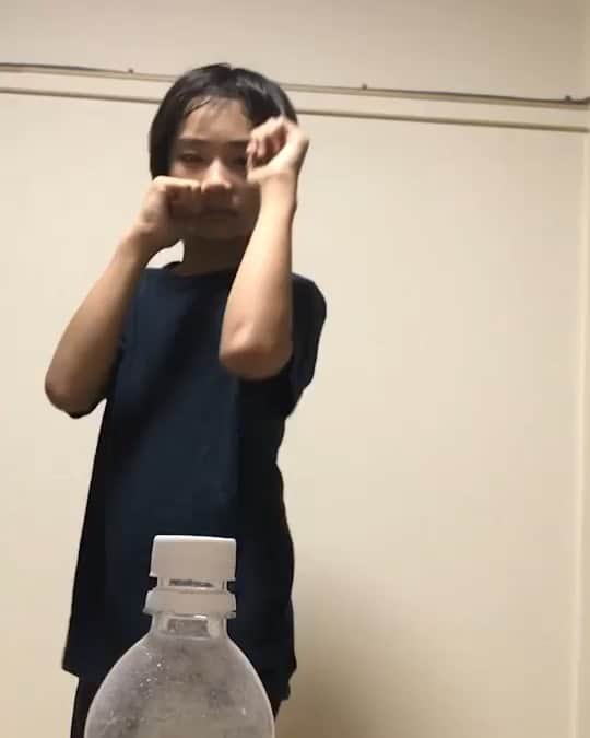 南出凌嘉のインスタグラム：「#ペットボトルチャレンジ #全然できてない #修行中 🤣🤣 #私の実力では素足じゃできない… #リョーカ #南出凌嘉」