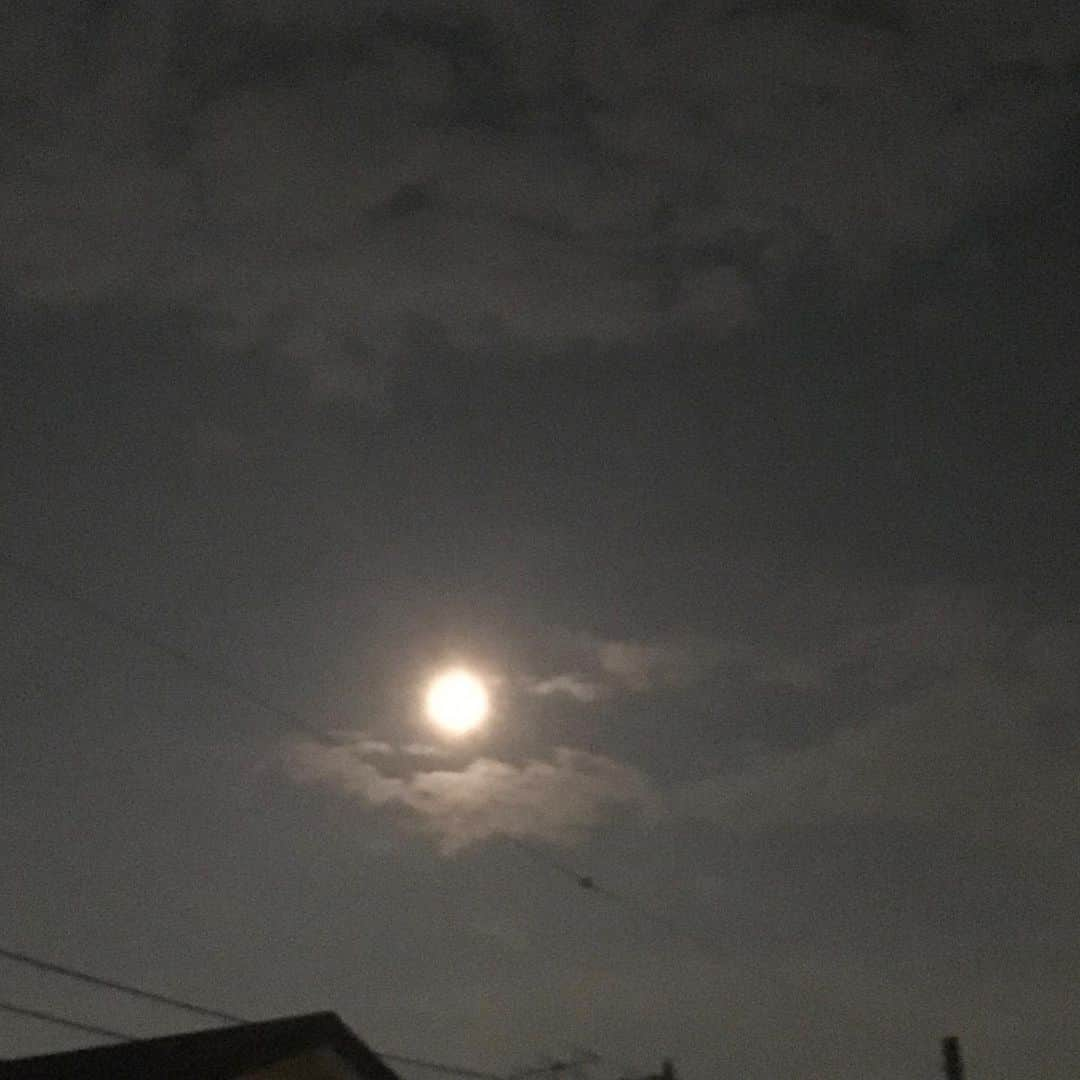 lululukululuさんのインスタグラム写真 - (lululukululuInstagram)「久しぶりの月🌕 何日ぶりだろう？ずっとこの高い空を、この綺麗な光を見たかった😊  でも、明日からまた雨が続くの？！嘘と言って〜💧 ＃つき#長い梅雨#もーやだ❗️」7月17日 21時47分 - tajitajicat