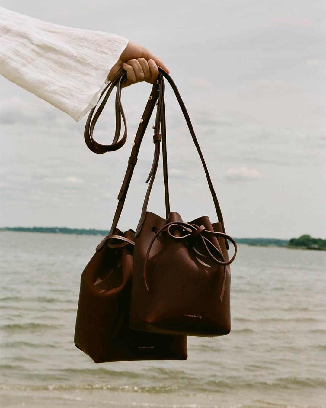 マンサー ガブリエルさんのインスタグラム写真 - (マンサー ガブリエルInstagram)「Our Mini Bucket Bag in Bordo Vegetable Tanned Leather now available at @nordstrom 💛 #mansurgavriel #nordstrom」7月17日 21時48分 - mansurgavriel