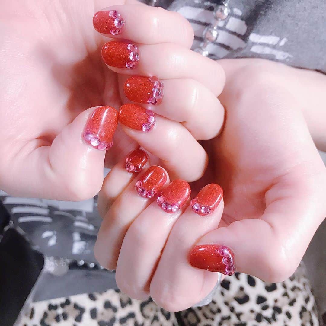 のインスタグラム：「Red. #nail #nails #nailart #ネイル #美甲 #ネイルアート  #clou #nagel #ongle #ongles #unghia #japanesenailart #manucure #네일 #젤네일 #네일아트 #네일리스트 #japanesenails #manicurist #gelnails #ワンカラーネイル #ラメネイル #グリッターネイル #glitternails #AMIAYA #AMIちゃん」