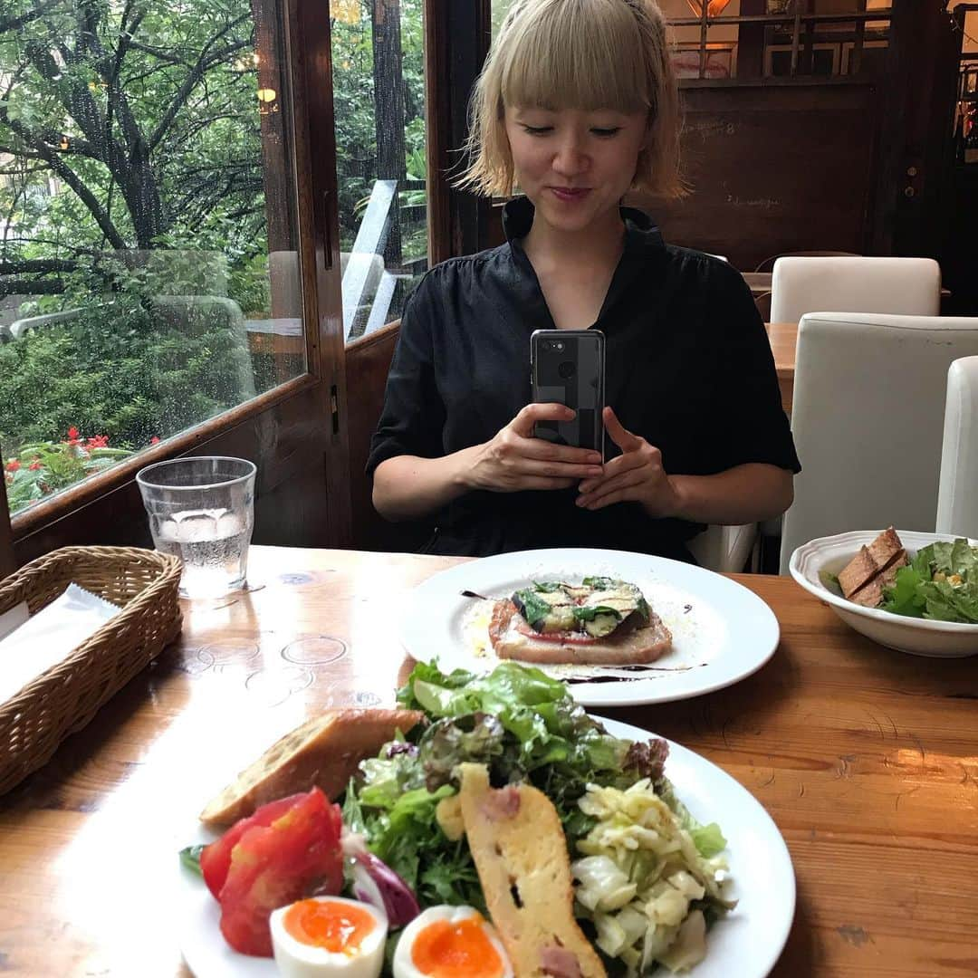 D[di:]さんのインスタグラム写真 - (D[di:]Instagram)「やったァ‼️ついに、脱稿したっ‼️(今さっき、今日)長かった😭😭😭肩凝った😭😭 昨日は 2. 巨匠〆切ブッチギリ大王にしてフェアリーズエンジェル #祖父江慎 氏のところへ打ち合わせに行くも、表紙のデザイン出来てなかった‼️今日そのための打ち合わせやないんかい笑笑 もはやガーサスw 3.担当さん含めての3時間の打ち合わせ後、D[di:]だけ居残り特別授業。スゲ〜おもしろーい🙄そんなスペシャルな植物にちなんで、マジで改名することに決定しました 🤟🤟🤟😭😭😭😭😭🤟🤟🤟🤟 4.命名 祖父江慎、2019.7月16日 改名後の芸名に関しては、後日発表‼️ 5.名前改名占い🔮のあとは、愛犬クーちゃんに会わせていただきました 6.そびーとくーちゃん。祖父江さん、「うちの犬、ダサいよぉ？」とか😂そんなこと言ってめっちゃ可愛がってそうだった🤟🤟 7.祖父江氏mtg前は、中目黒フレンズのあゆみちんとオシャランチ🧸タイから一時帰国ちうのあゆみちゃんのシスターも一緒にガヤって楽しかった🍀 8.9.10.あゆみちんの素敵オフィスにもお邪魔さしていただきやーした🌹  #d_official #絵本作家 #絵本 #勝手にスタンプ #中目黒フレンズ #ルーちゃんとクリスマスツリー」7月17日 22時00分 - deeth