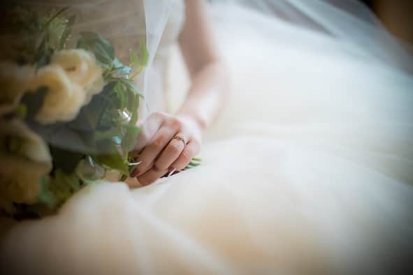 ベストブライダル公式さんのインスタグラム写真 - (ベストブライダル公式Instagram)「@bestbridal.jp 💒 ベストブライダルの花嫁さんは #ベストブライダル花嫁 #BB花嫁 にお写真を投稿してください♩ . . 会場名：#青山セントグレース大聖堂 @st_grace_aoyama_tgh . . 青山セントグレース大聖堂 にて #前撮り をされたお二人のご紹介です💖 . 歴史ある大聖堂の王道カットは一生の思い出に相応しい圧巻のお写真✨ . ふわりと風に舞うご新婦さまのヴェールが幻想的です❤️ . . また、ご新婦さまお一人のショットも #ドレス の柔らかさと優しい表情がマッチしていてとてもお綺麗です💒 . . 大聖堂の王道カットのみならず、お二人らしさをエッセンスとして加えたオリジナリティーあるお写真もとても素敵ですね💞 . . 皆様もぜひ参考にしてみてください💗 . . 前撮りではご要望に合わせてさまざまなお写真をお納めしてまいります。 . この他のお写真もとっても素敵なので、是非スワイプしてチェックしてみてくださいね✨ . . . ＼ウェディングフォト募集中❤️／ . 当アカウントでリグラムOKなベストブライダルの卒花嫁orプレ花嫁の皆様は、 #ベストブライダル花嫁 もしくは  #BB花嫁 のハッシュタグをつけて投稿をお願いします💕 . . ※BB花嫁に投稿があったお写真をリグラムする際は個別にご連絡は行っておりません🙇予めご了承ください＊* . . ＝＝＝＝＝＝＝＝＝＝＝＝ 💒ベストブライダルとは？ ＝＝＝＝＝＝＝＝＝＝＝＝ . ＊アートグレイス ＊セントグレース ＊アプローズスクエア ＊ストリングス ＊アフロディテ . など、全国（東京、横浜、浦安、千葉、仙台、名古屋、大阪、京都）でゲストハウスを運営し、多くのお客様の人生の節目となるウエディングを手がけています💕 . また、多くのお客様にお帰りいただけるレストラン、ホテルもご用意しています🍴 . . 💒【各会場のアカウントについて】 私たちの会場は @bestbridal.jp のフォロ一覧からご覧頂けます✨ . 💐【ブライダルフェアの予約について】 各会場のアカウントのプロフィールURL🔗にある会場HPからご予約いただけます✨ . . ＝＝＝＝＝＝＝＝＝＝＝＝ 💗たくさんの、LOVEを届けよう ＝＝＝＝＝＝＝＝＝＝＝＝ . #たくlove 私たちのブランドスローガンは「たくさんの、LOVEを届けよう」💕 . お客様との出会いは、一生における祝福の瞬間を祝う、始まりです。 . 私たちはお客様との出会いを大切に、おふたりの人生を祝福し続ける存在でありたいと考えています🕊 . ベストブライダルは、世の中で1番、たくさんのLOVEが届く瞬間をお祝いする企業を目指します♡ . . . #結婚式 #花嫁 #プレ花嫁 #卒花嫁 #結婚式準備 #ウェディング #ウエディング #ベストブライダル #日本中のプレ花嫁さんと繋がりたい  #婚約指輪 #婚約 #プロポーズ #結婚式場 #結婚式レポ #2019秋婚 #2019夏婚 #2020春婚 #ブライダルフェア #ウェディングフォト #プレ花嫁準備」7月17日 21時54分 - bestbridal.jp