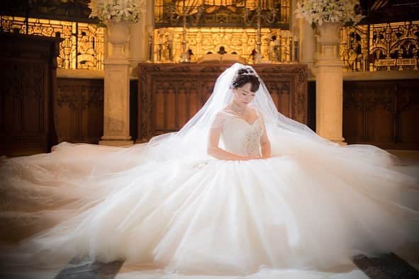 ベストブライダル公式さんのインスタグラム写真 - (ベストブライダル公式Instagram)「@bestbridal.jp 💒 ベストブライダルの花嫁さんは #ベストブライダル花嫁 #BB花嫁 にお写真を投稿してください♩ . . 会場名：#青山セントグレース大聖堂 @st_grace_aoyama_tgh . . 青山セントグレース大聖堂 にて #前撮り をされたお二人のご紹介です💖 . 歴史ある大聖堂の王道カットは一生の思い出に相応しい圧巻のお写真✨ . ふわりと風に舞うご新婦さまのヴェールが幻想的です❤️ . . また、ご新婦さまお一人のショットも #ドレス の柔らかさと優しい表情がマッチしていてとてもお綺麗です💒 . . 大聖堂の王道カットのみならず、お二人らしさをエッセンスとして加えたオリジナリティーあるお写真もとても素敵ですね💞 . . 皆様もぜひ参考にしてみてください💗 . . 前撮りではご要望に合わせてさまざまなお写真をお納めしてまいります。 . この他のお写真もとっても素敵なので、是非スワイプしてチェックしてみてくださいね✨ . . . ＼ウェディングフォト募集中❤️／ . 当アカウントでリグラムOKなベストブライダルの卒花嫁orプレ花嫁の皆様は、 #ベストブライダル花嫁 もしくは  #BB花嫁 のハッシュタグをつけて投稿をお願いします💕 . . ※BB花嫁に投稿があったお写真をリグラムする際は個別にご連絡は行っておりません🙇予めご了承ください＊* . . ＝＝＝＝＝＝＝＝＝＝＝＝ 💒ベストブライダルとは？ ＝＝＝＝＝＝＝＝＝＝＝＝ . ＊アートグレイス ＊セントグレース ＊アプローズスクエア ＊ストリングス ＊アフロディテ . など、全国（東京、横浜、浦安、千葉、仙台、名古屋、大阪、京都）でゲストハウスを運営し、多くのお客様の人生の節目となるウエディングを手がけています💕 . また、多くのお客様にお帰りいただけるレストラン、ホテルもご用意しています🍴 . . 💒【各会場のアカウントについて】 私たちの会場は @bestbridal.jp のフォロ一覧からご覧頂けます✨ . 💐【ブライダルフェアの予約について】 各会場のアカウントのプロフィールURL🔗にある会場HPからご予約いただけます✨ . . ＝＝＝＝＝＝＝＝＝＝＝＝ 💗たくさんの、LOVEを届けよう ＝＝＝＝＝＝＝＝＝＝＝＝ . #たくlove 私たちのブランドスローガンは「たくさんの、LOVEを届けよう」💕 . お客様との出会いは、一生における祝福の瞬間を祝う、始まりです。 . 私たちはお客様との出会いを大切に、おふたりの人生を祝福し続ける存在でありたいと考えています🕊 . ベストブライダルは、世の中で1番、たくさんのLOVEが届く瞬間をお祝いする企業を目指します♡ . . . #結婚式 #花嫁 #プレ花嫁 #卒花嫁 #結婚式準備 #ウェディング #ウエディング #ベストブライダル #日本中のプレ花嫁さんと繋がりたい  #婚約指輪 #婚約 #プロポーズ #結婚式場 #結婚式レポ #2019秋婚 #2019夏婚 #2020春婚 #ブライダルフェア #ウェディングフォト #プレ花嫁準備」7月17日 21時54分 - bestbridal.jp